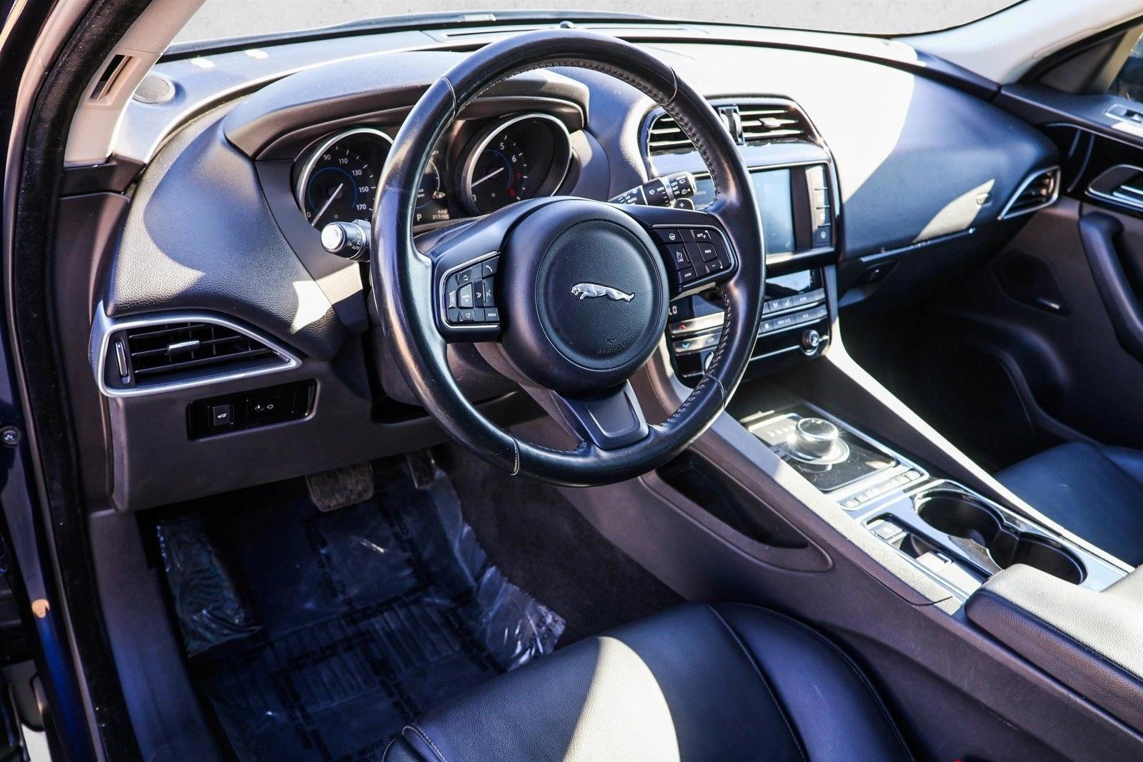 Thumbnail: 2017 Jaguar F-Pace - 3
