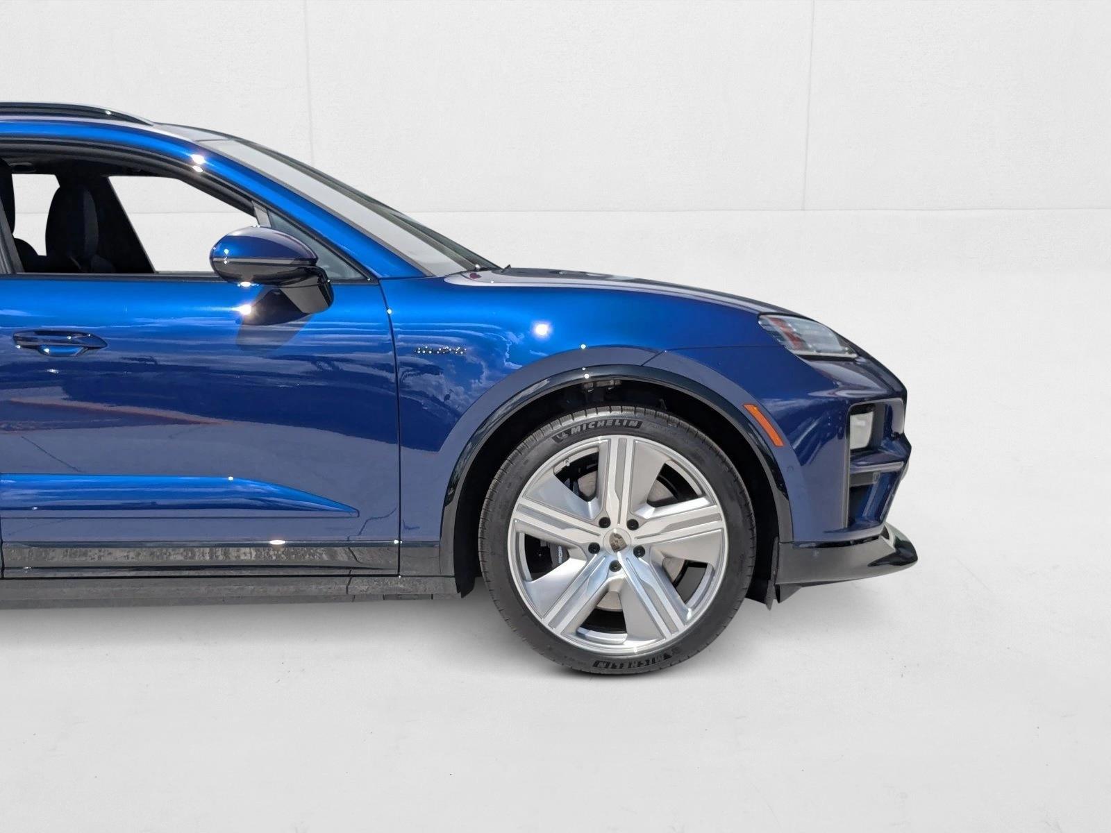 2025 Porsche Macan Turbo Electric - Photo 11