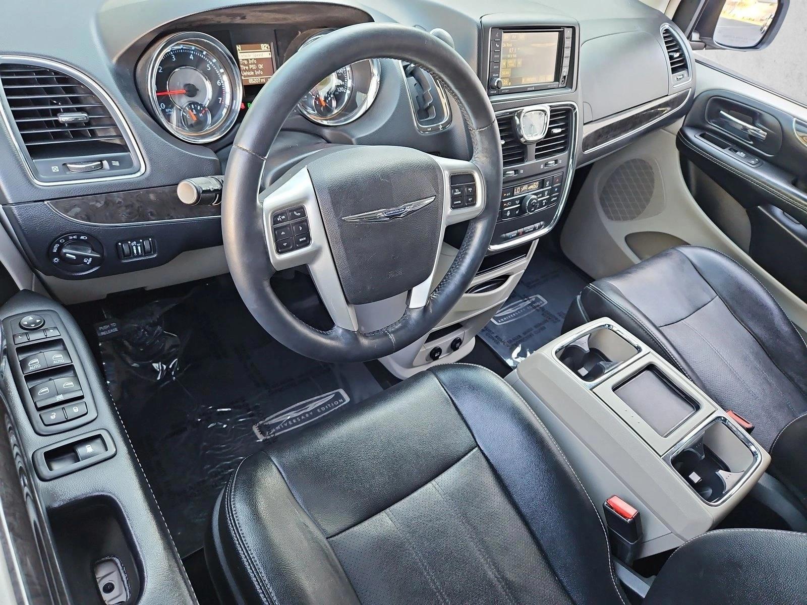 Thumbnail: 2016 Chrysler Town & Country - 3