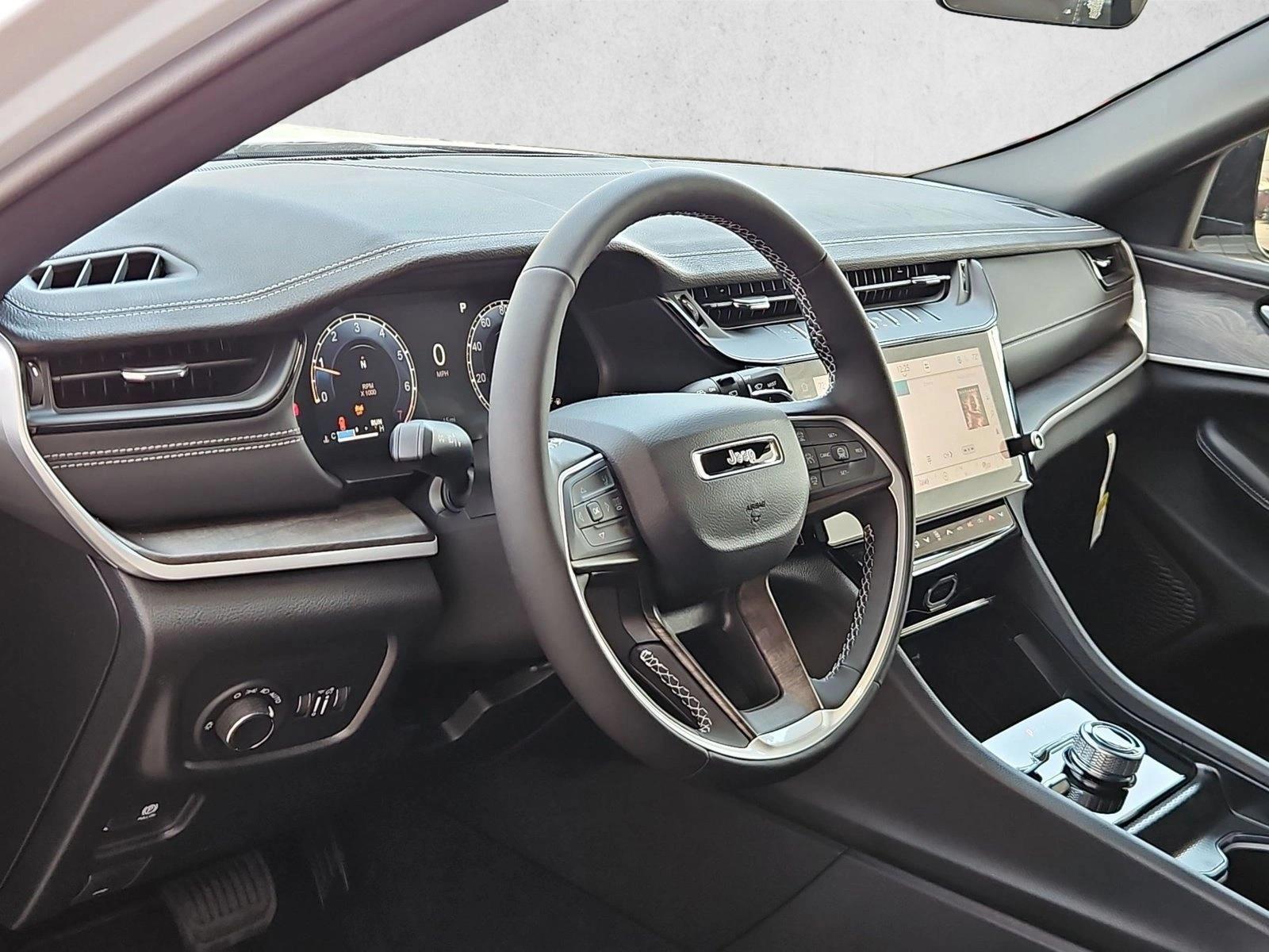 Thumbnail: 2027 Jeep Grand Cherokee L - 2