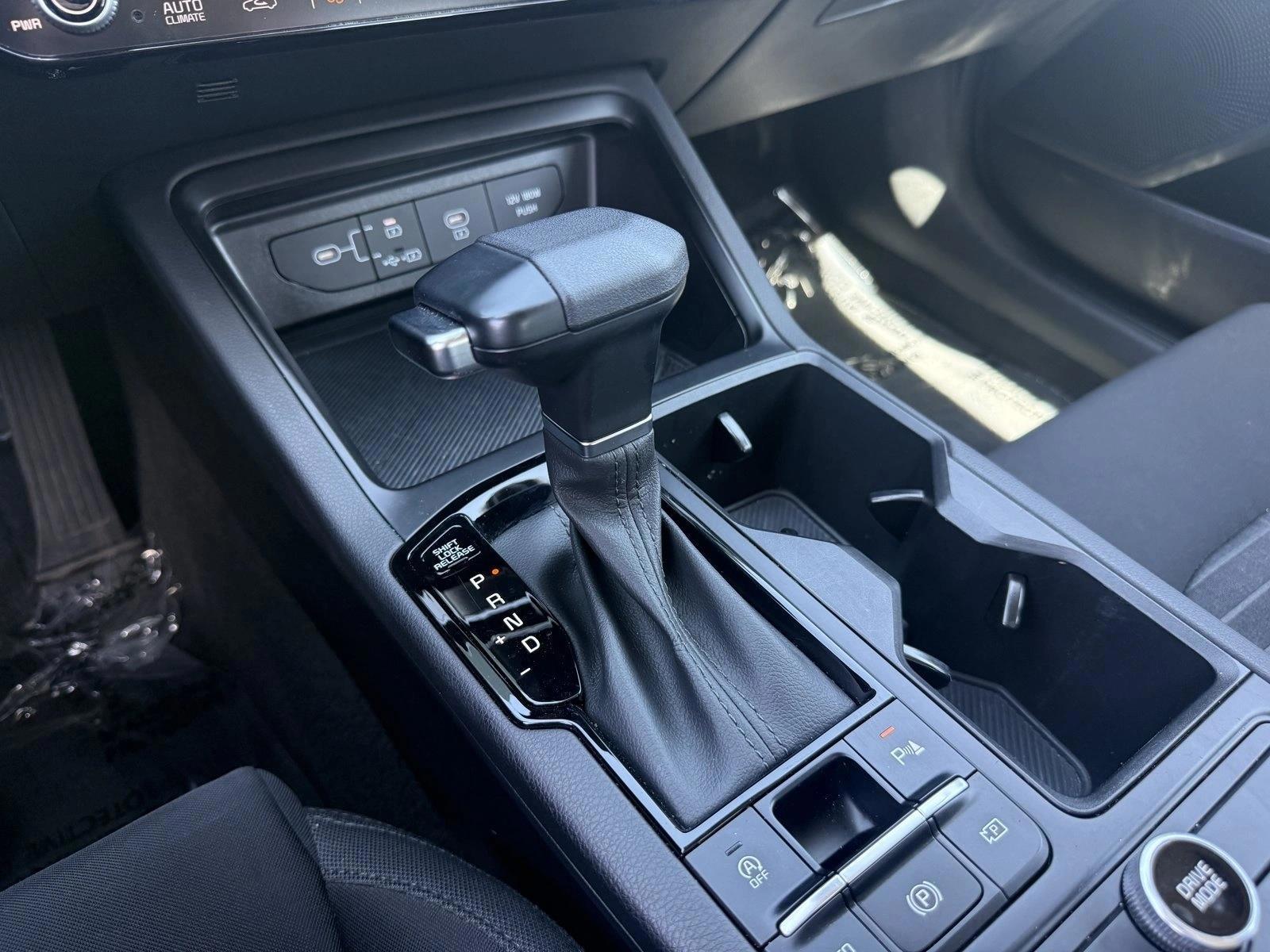 2025 Kia K5 LXS - Photo 16
