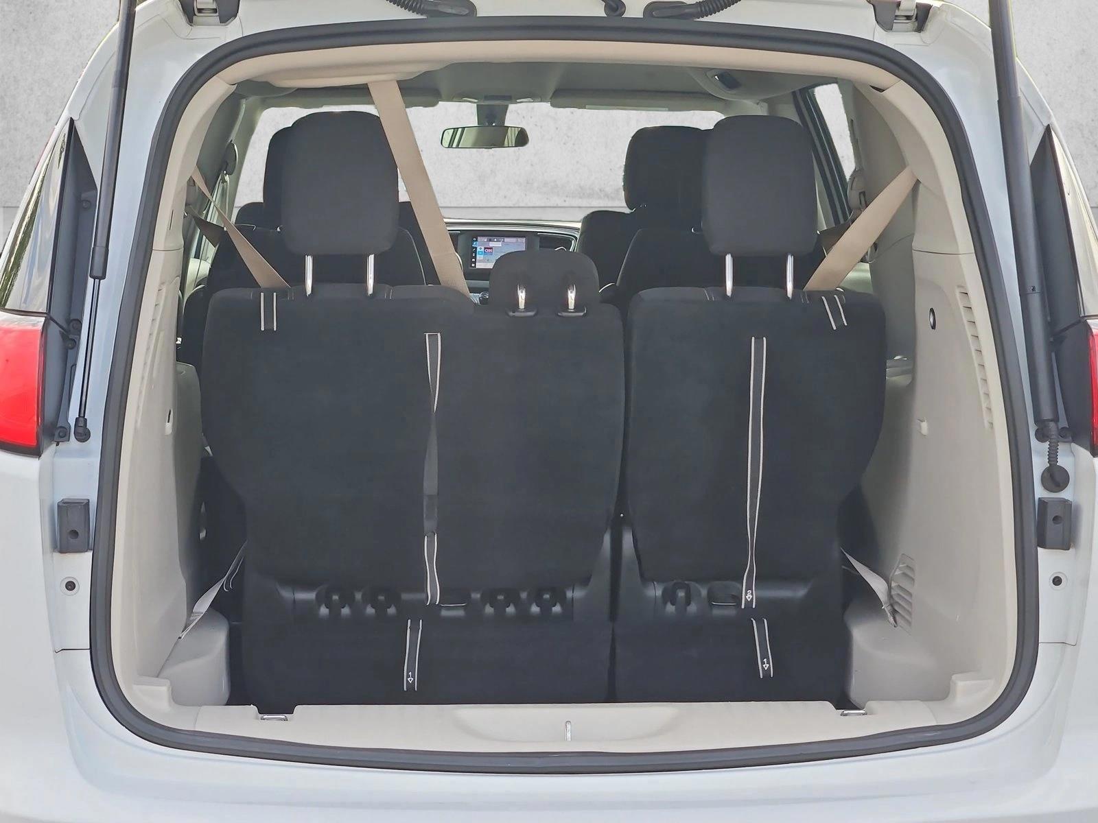 2022 Chrysler Voyager LX - Photo 6