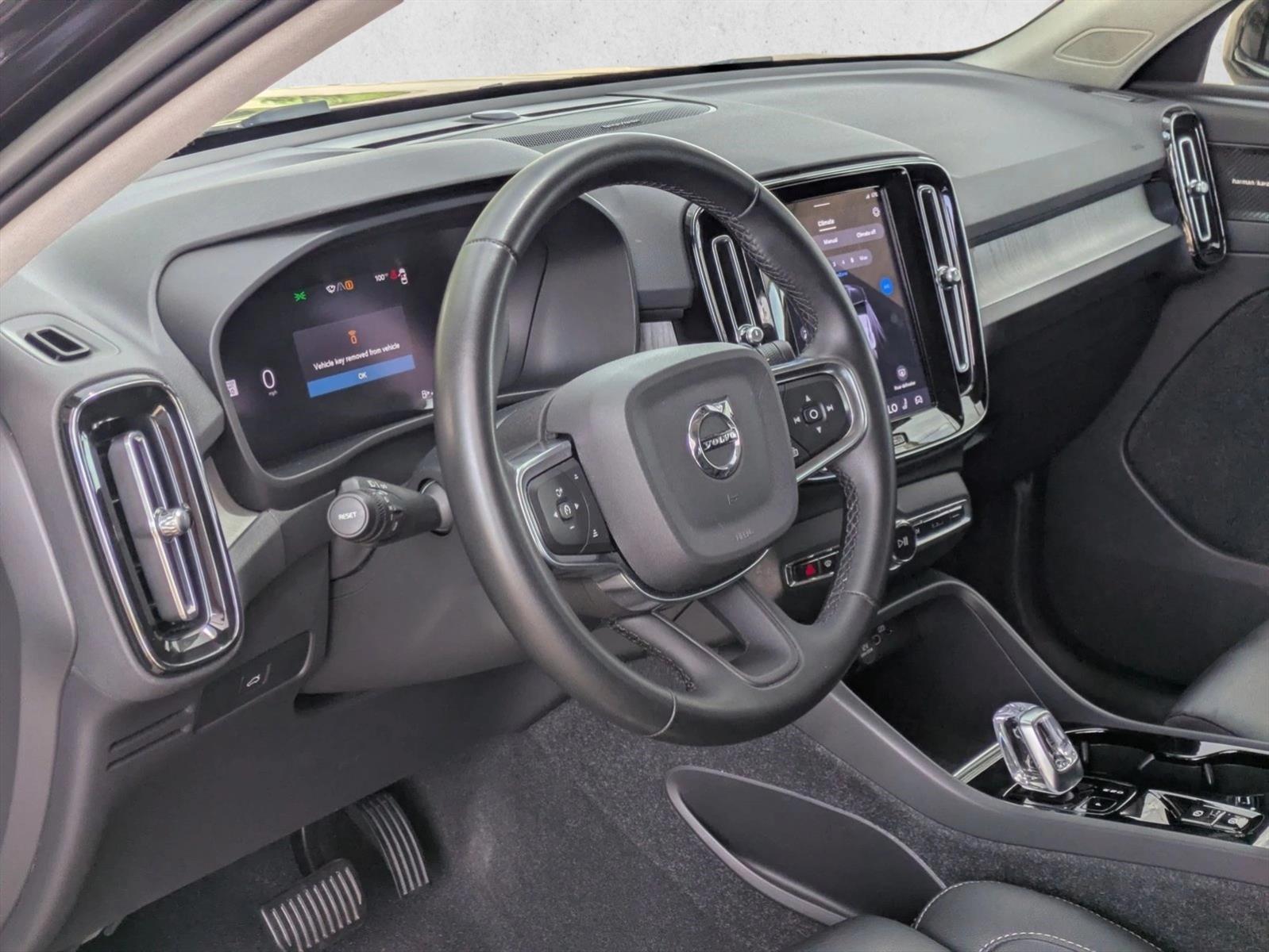 Thumbnail: 2023 Volvo XC40 - 3