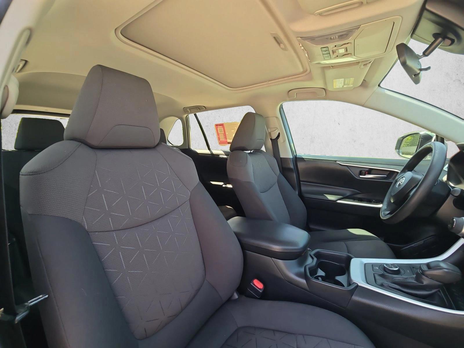 2020 Toyota RAV4 XLE - Photo 19