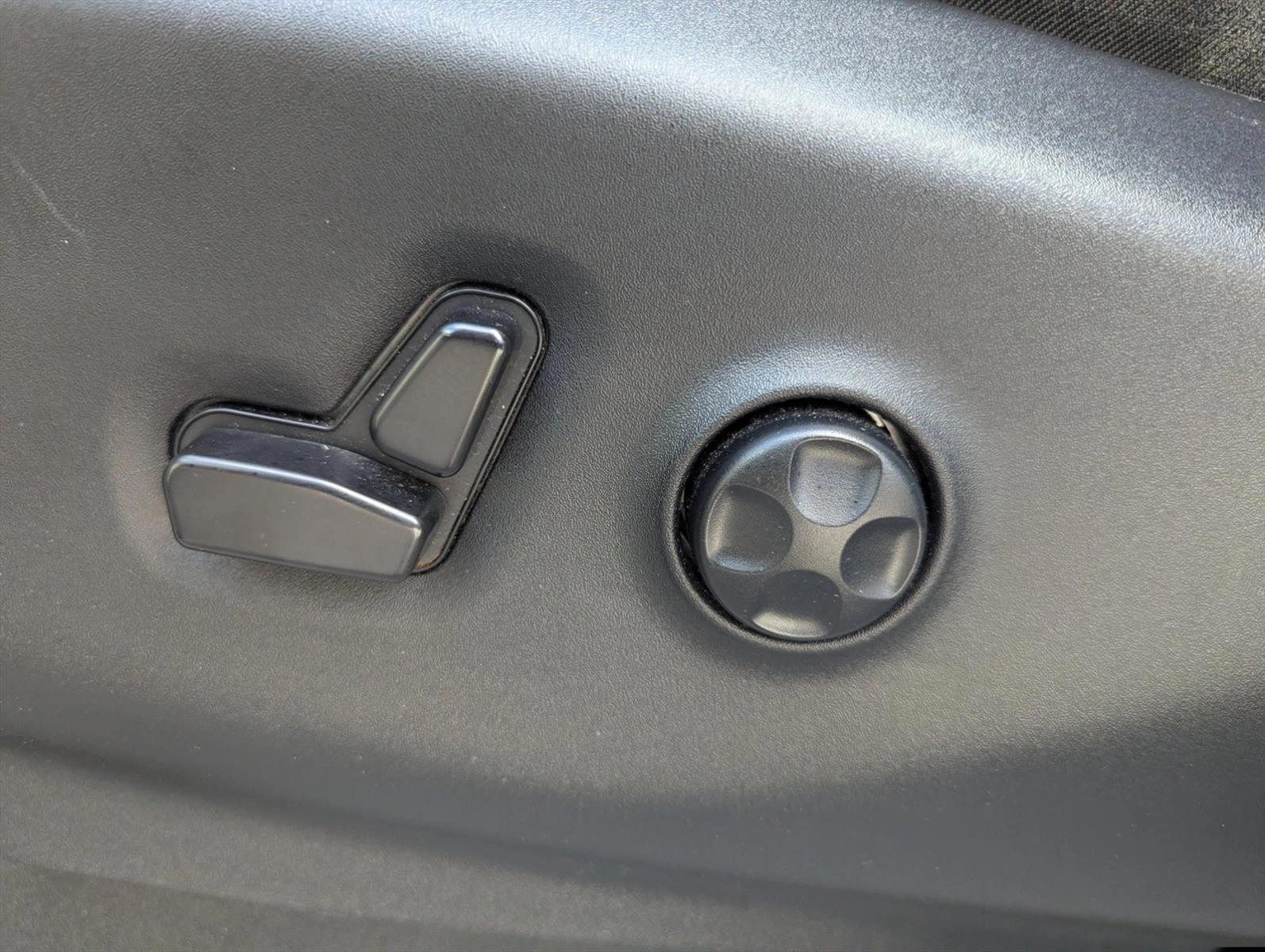 Thumbnail: 2023 Chrysler Pacifica - 4