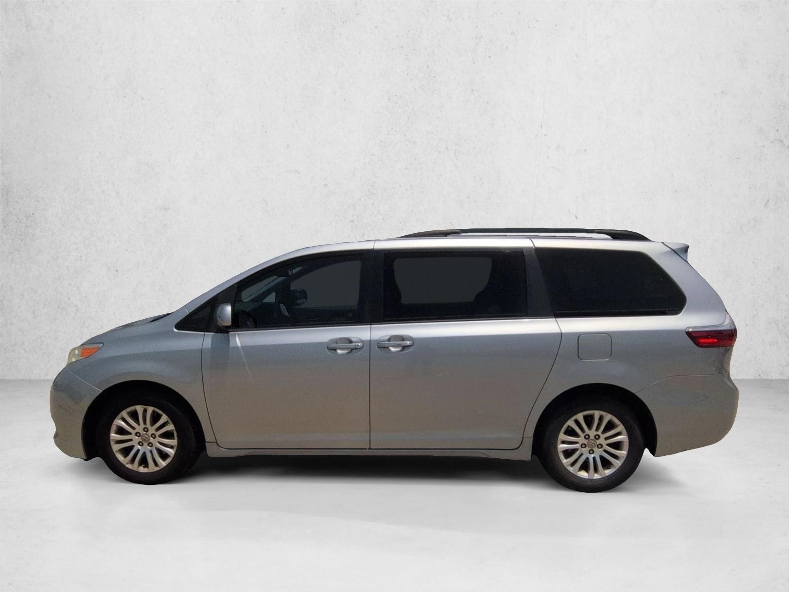 Thumbnail: 2017 Toyota Sienna - 2