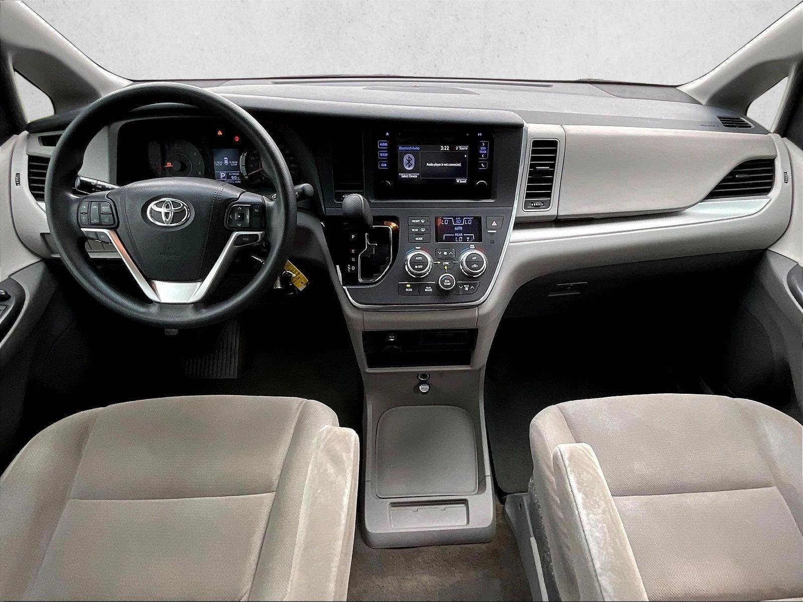 Thumbnail: 2017 Toyota Sienna - 4