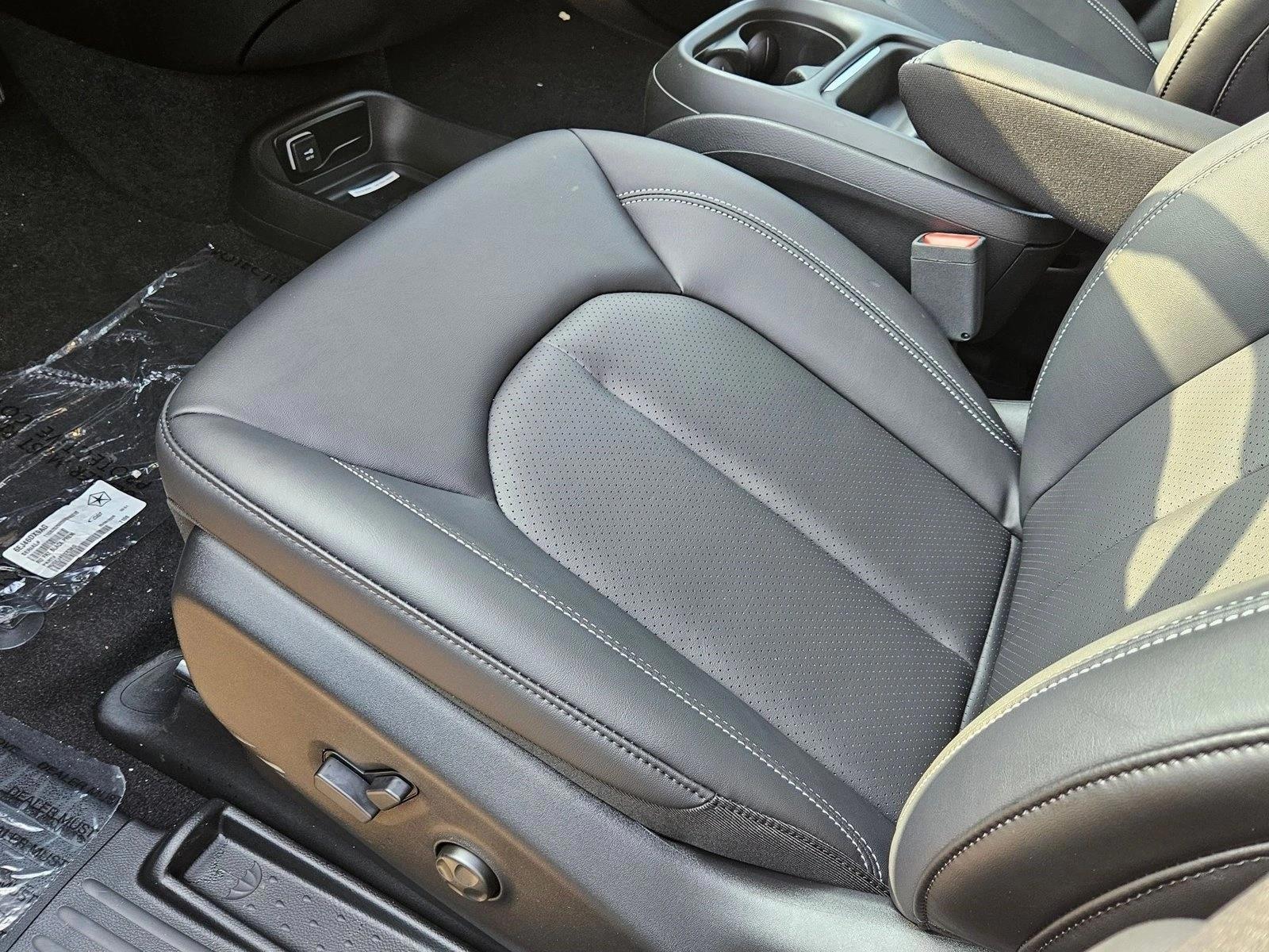 Thumbnail: 2027 Chrysler Pacifica - 4