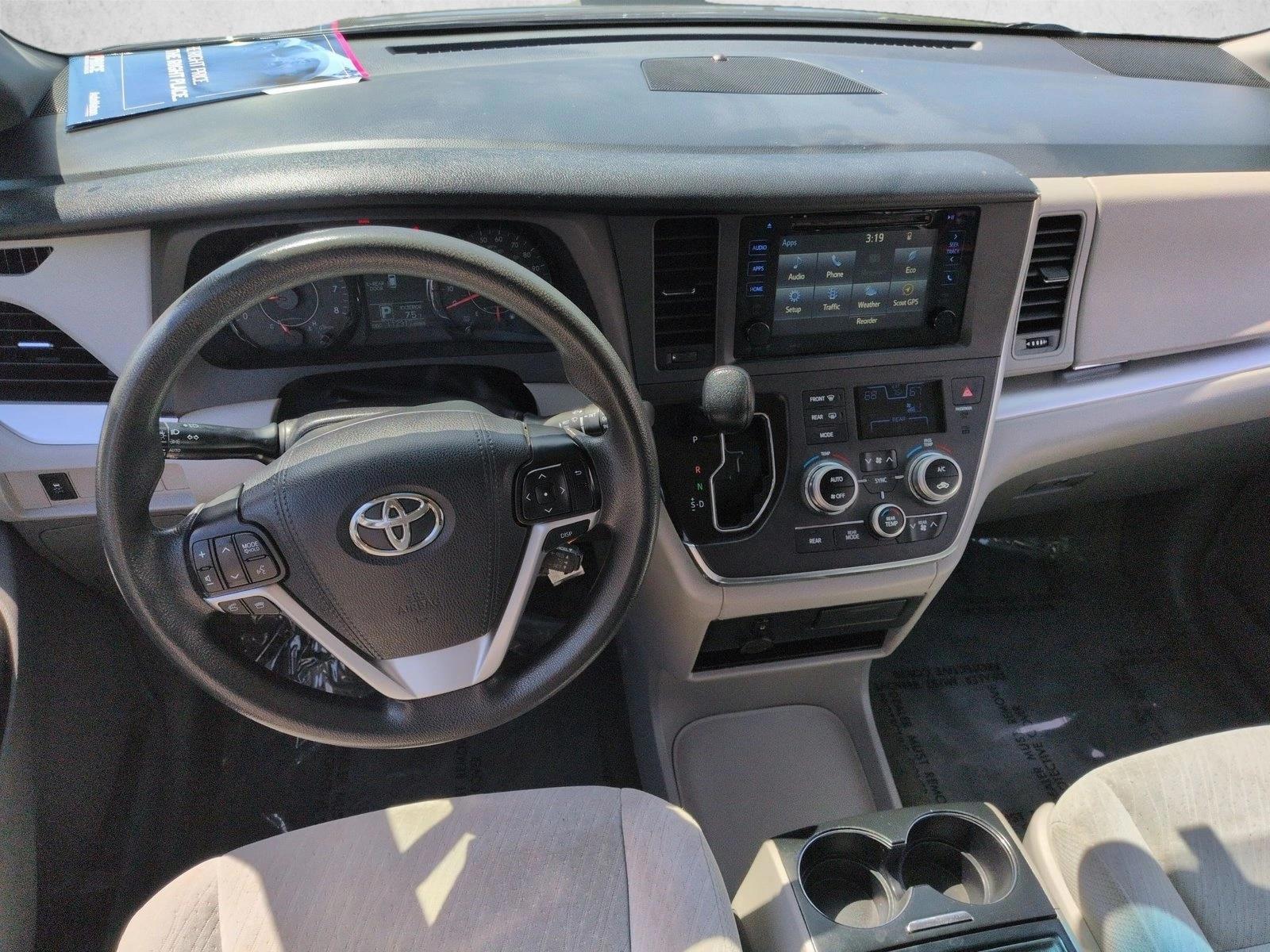 Thumbnail: 2017 Toyota Sienna - 3