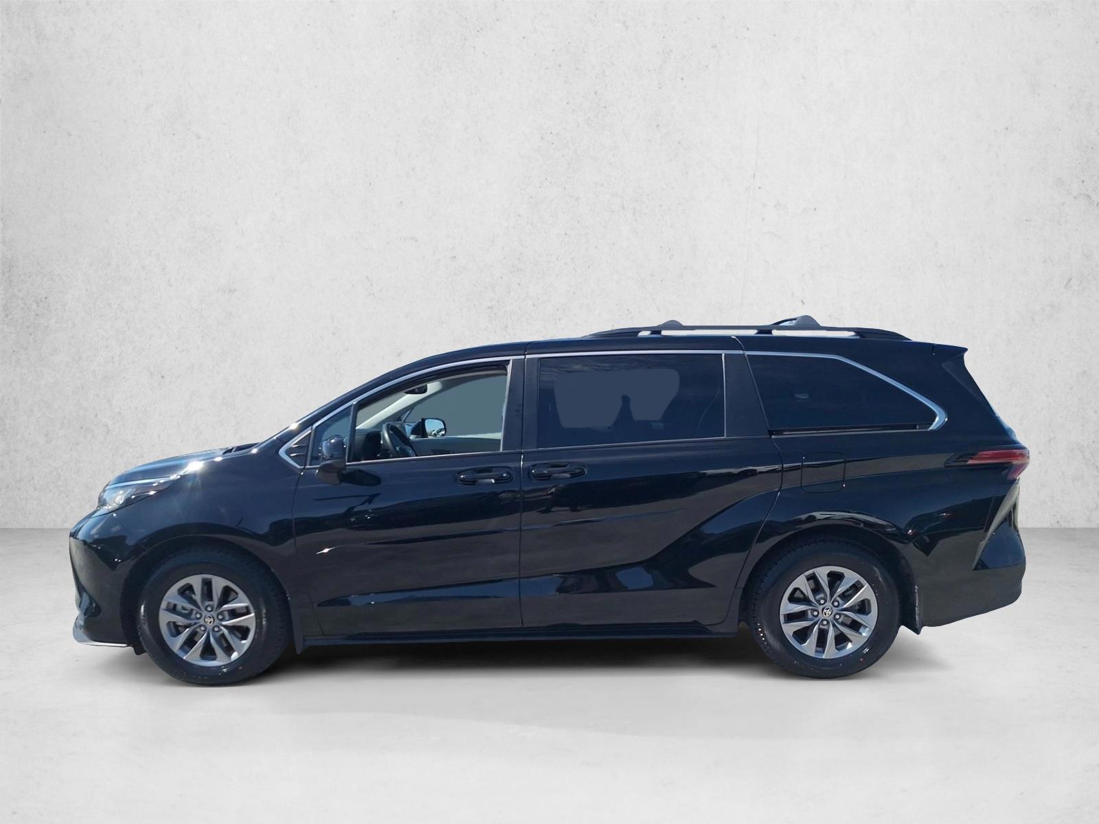 Thumbnail: 2022 Toyota Sienna - 3