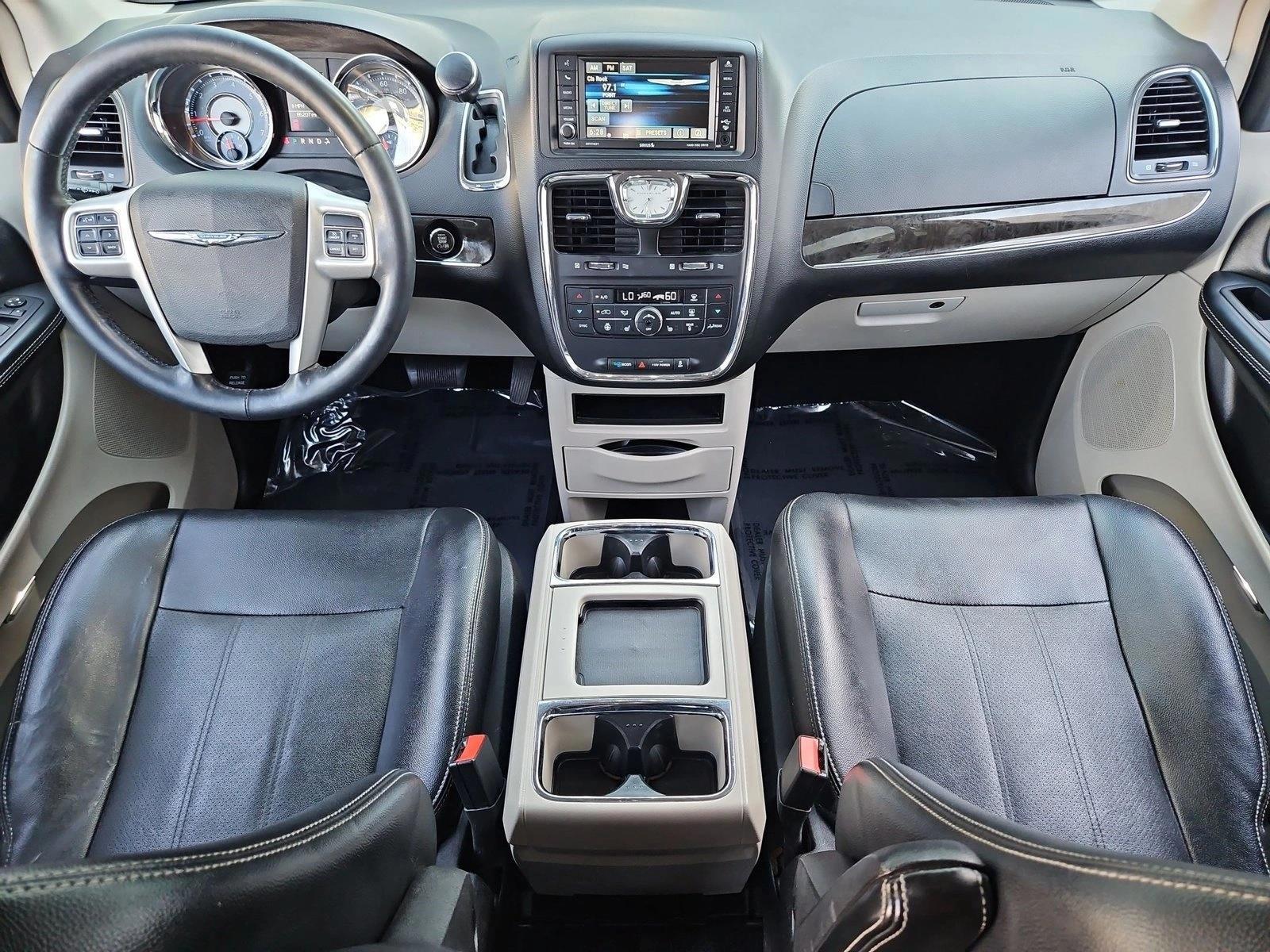 Thumbnail: 2016 Chrysler Town & Country - 4