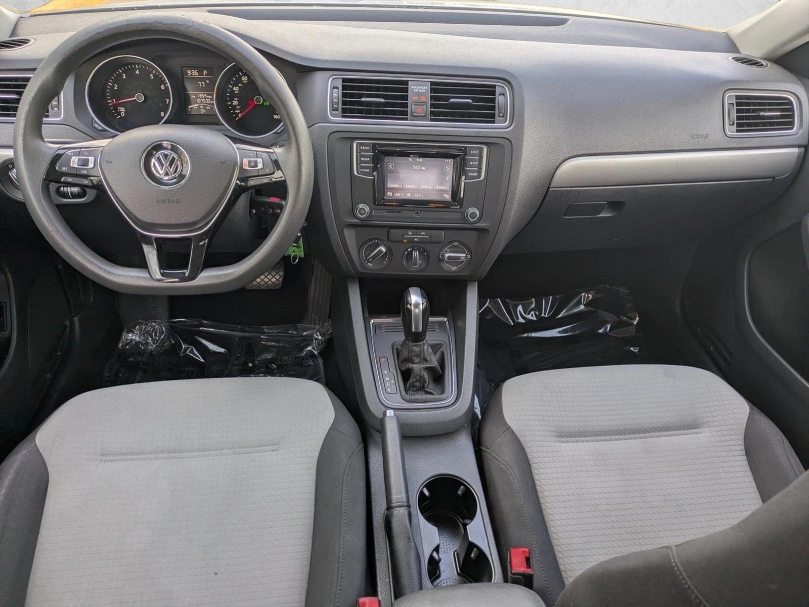 Thumbnail: 2017 Volkswagen Jetta - 4
