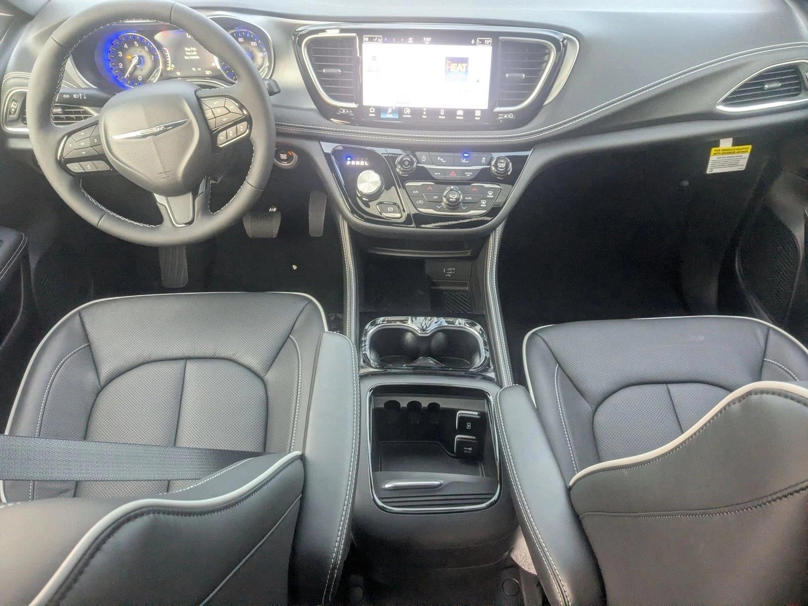 Thumbnail: 2026 Chrysler Pacifica - 3