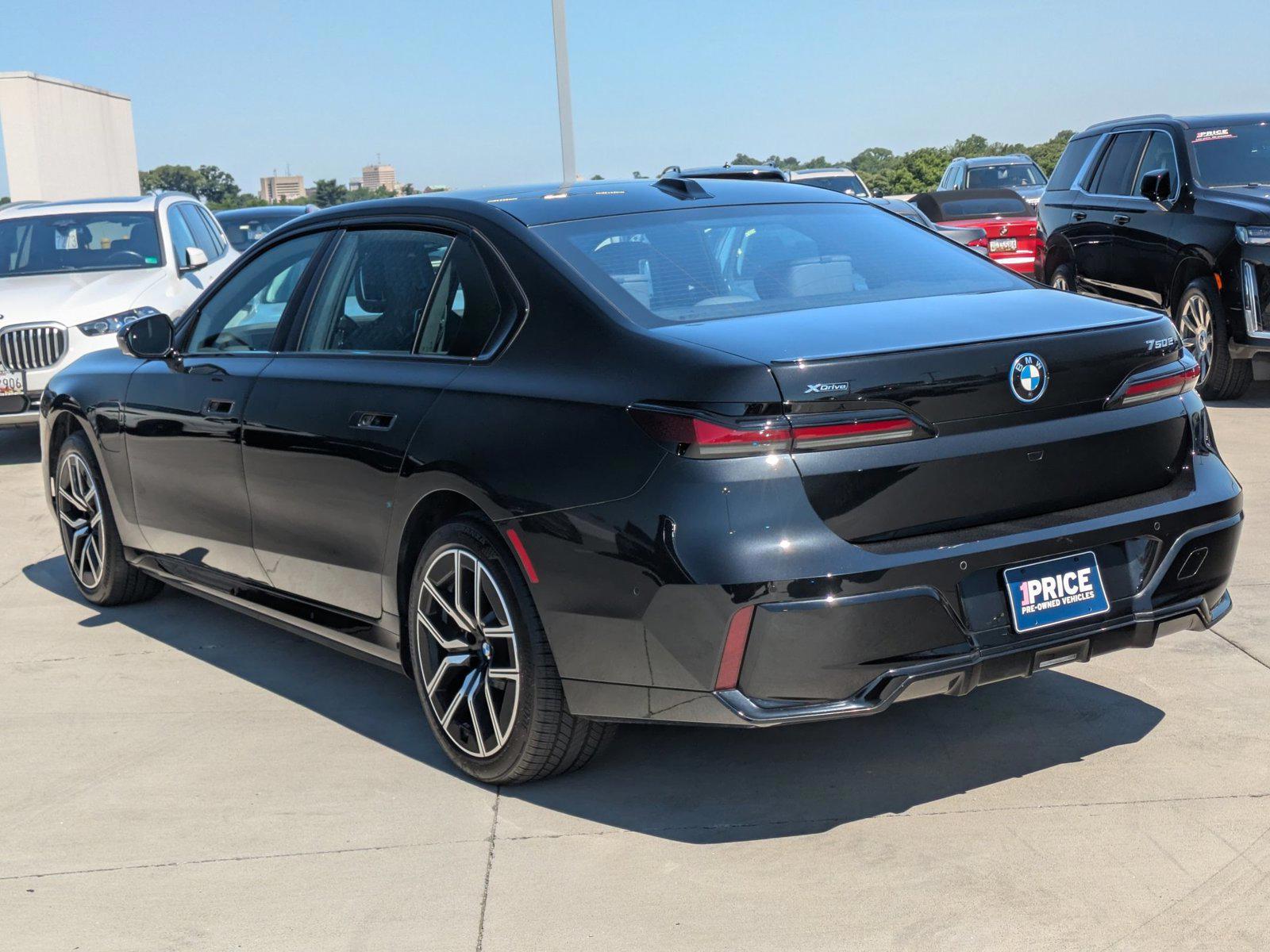 2025 BMW 7 Series 750e - Photo 8