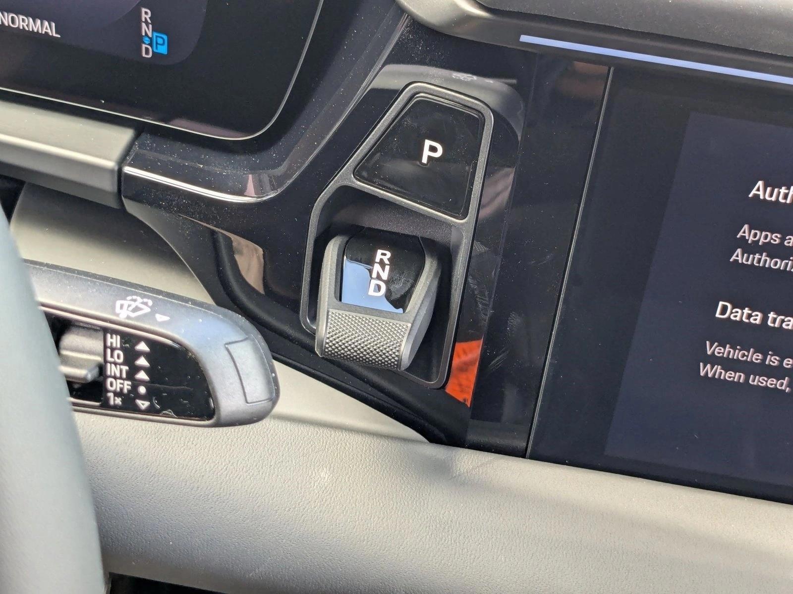 2025 Porsche Macan Turbo Electric - Photo 22
