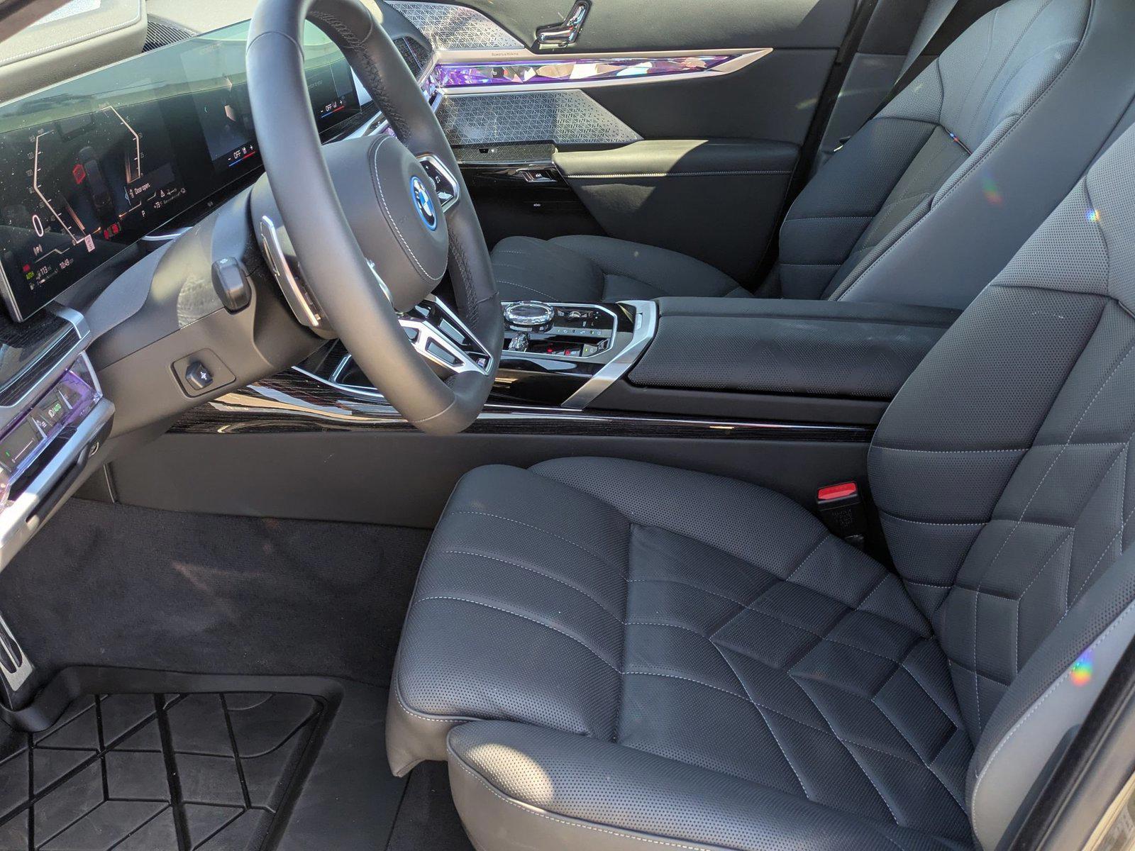 2025 BMW 7 Series 750e - Photo 17