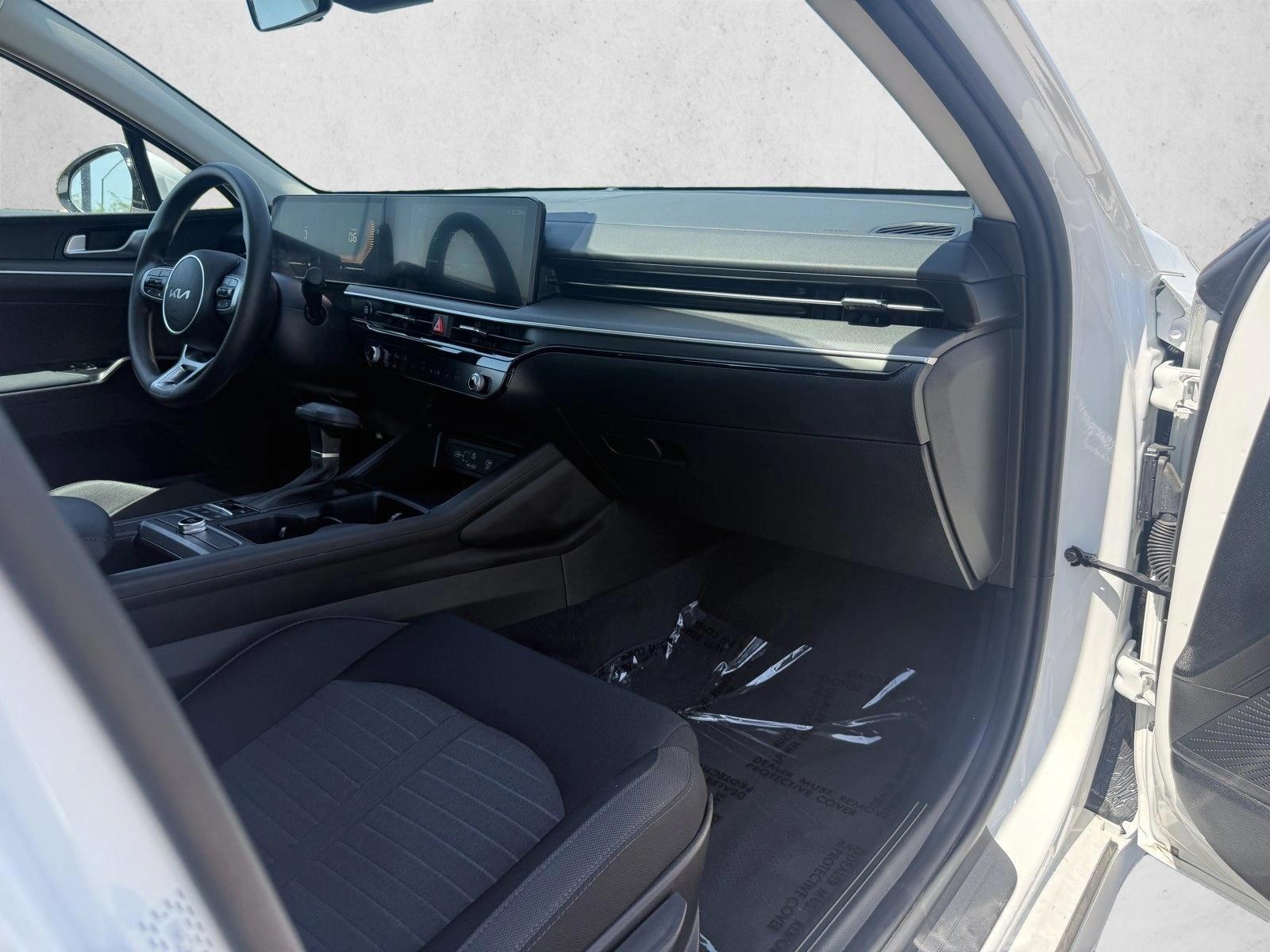 2025 Kia K5 LXS - Photo 12