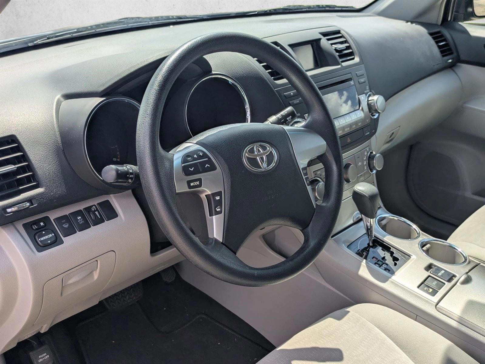 Thumbnail: 2012 Toyota Highlander - 3