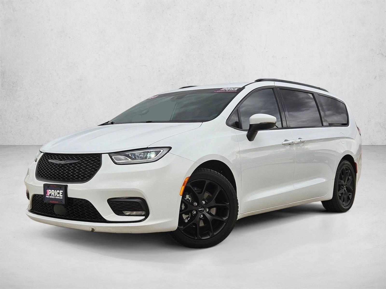 2023 Chrysler Pacifica Touring L's photo