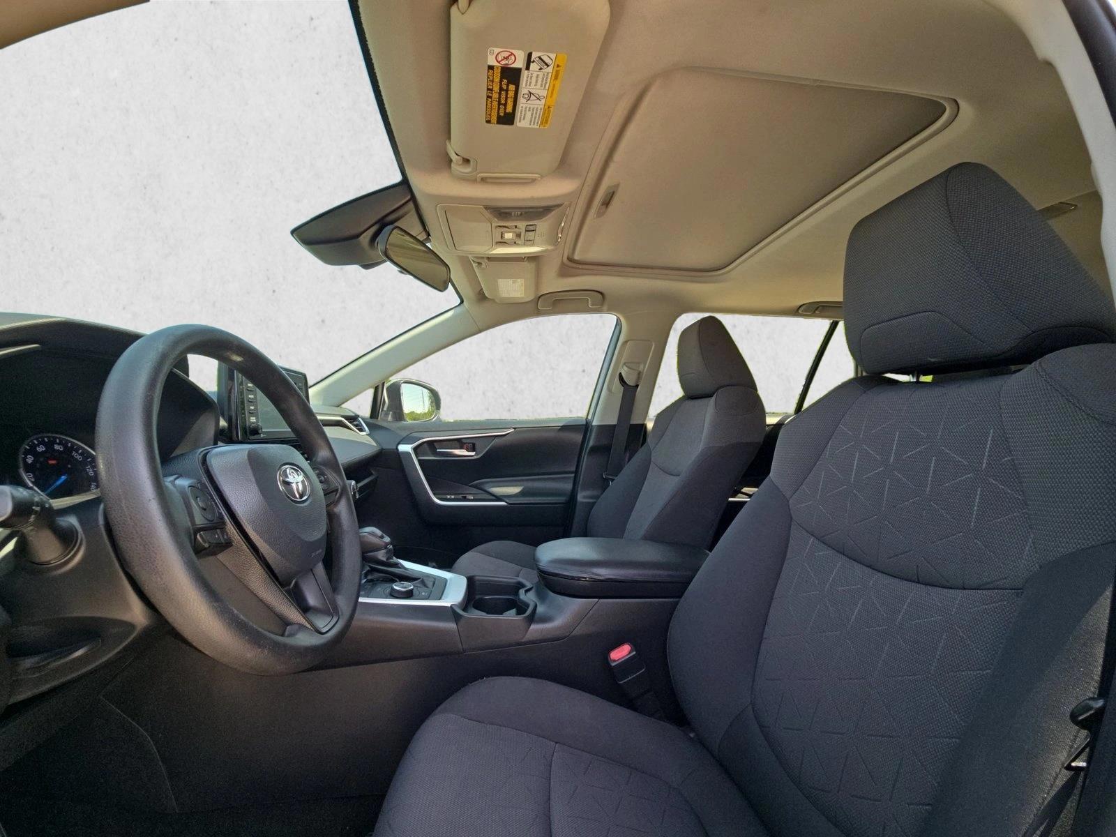 2020 Toyota RAV4 XLE - Photo 16