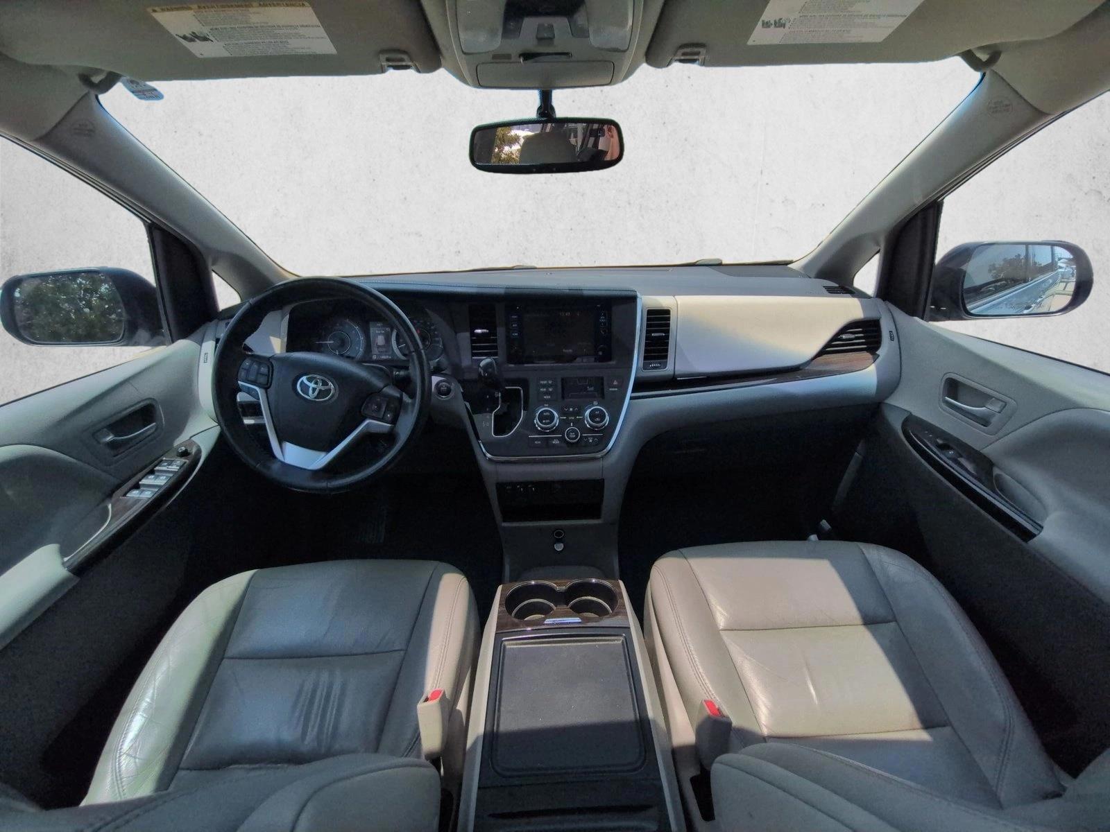 Thumbnail: 2017 Toyota Sienna - 3