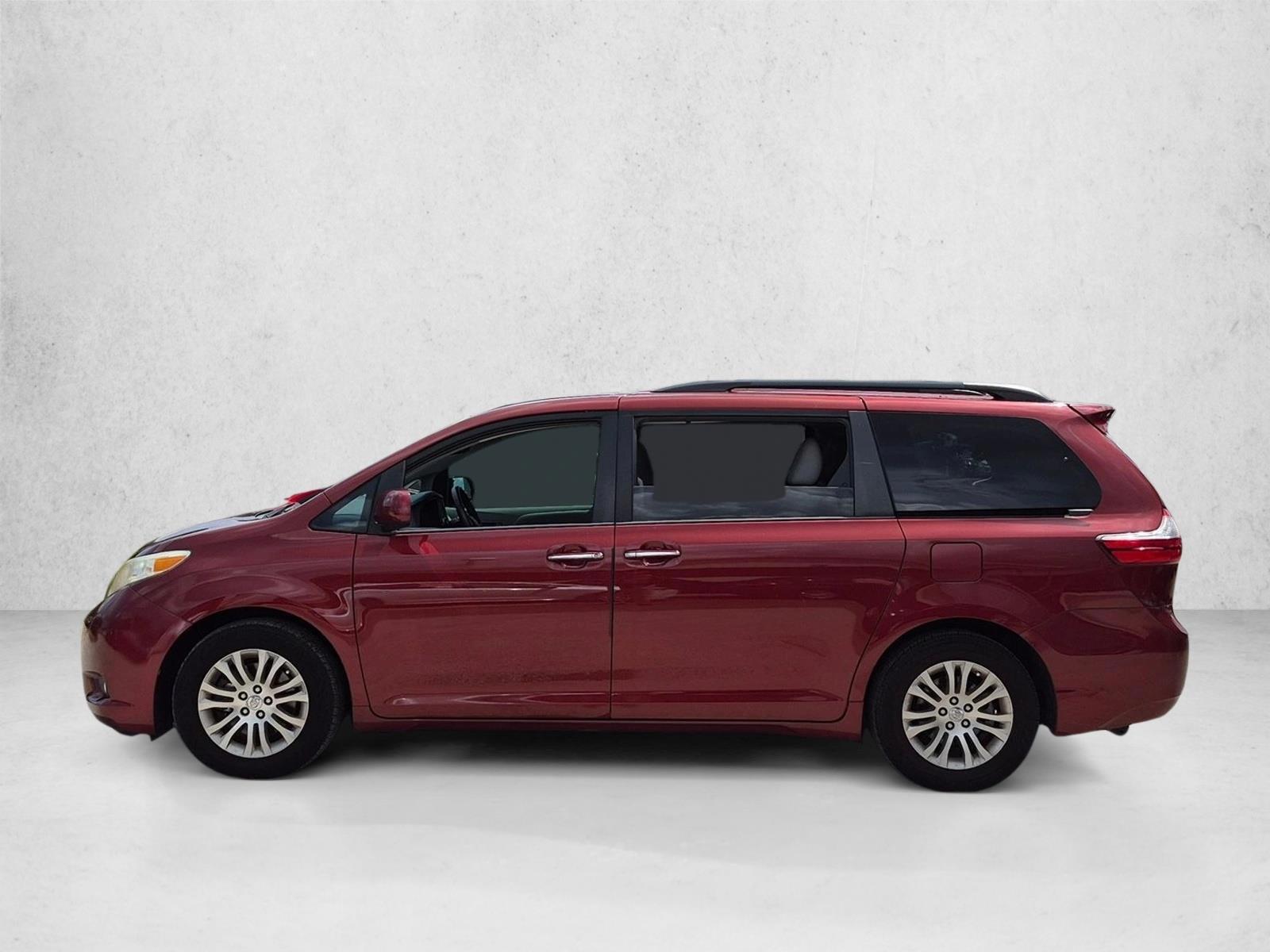 Thumbnail: 2017 Toyota Sienna - 2