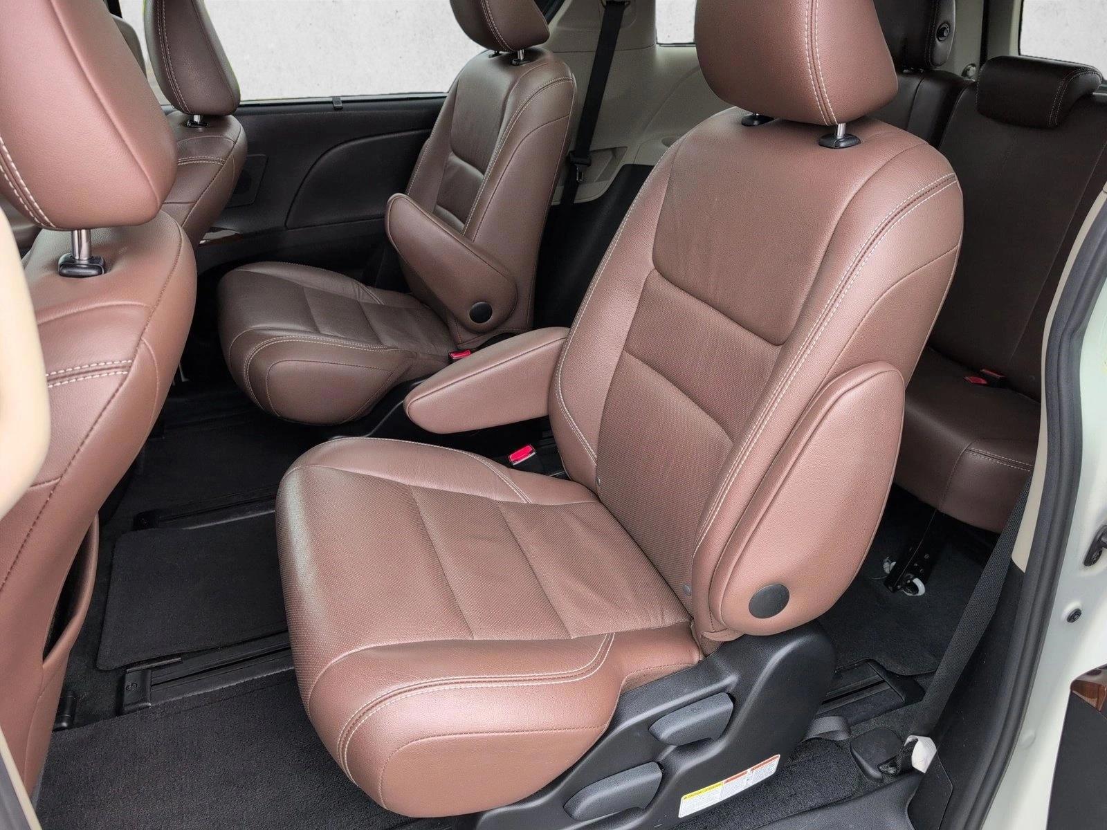 Thumbnail: 2016 Toyota Sienna - 5
