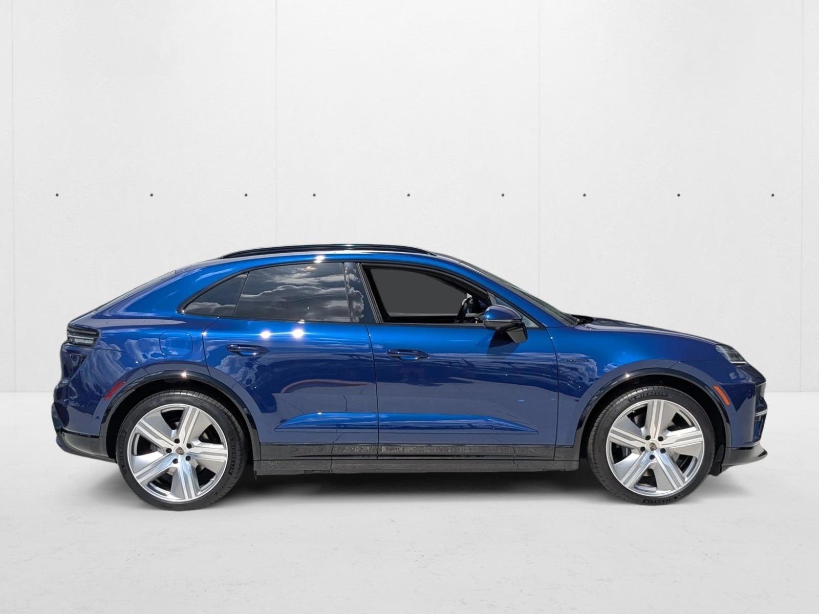 2025 Porsche Macan Turbo Electric - Photo 8