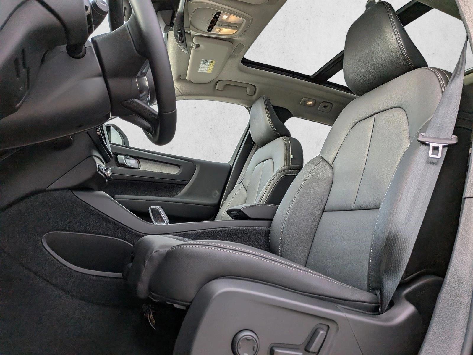 Thumbnail: 2026 Volvo XC40 - 4