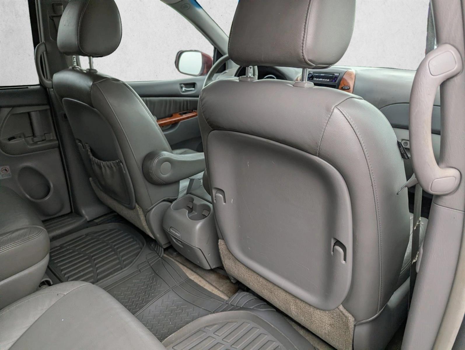 Thumbnail: 2010 Toyota Sienna - 4