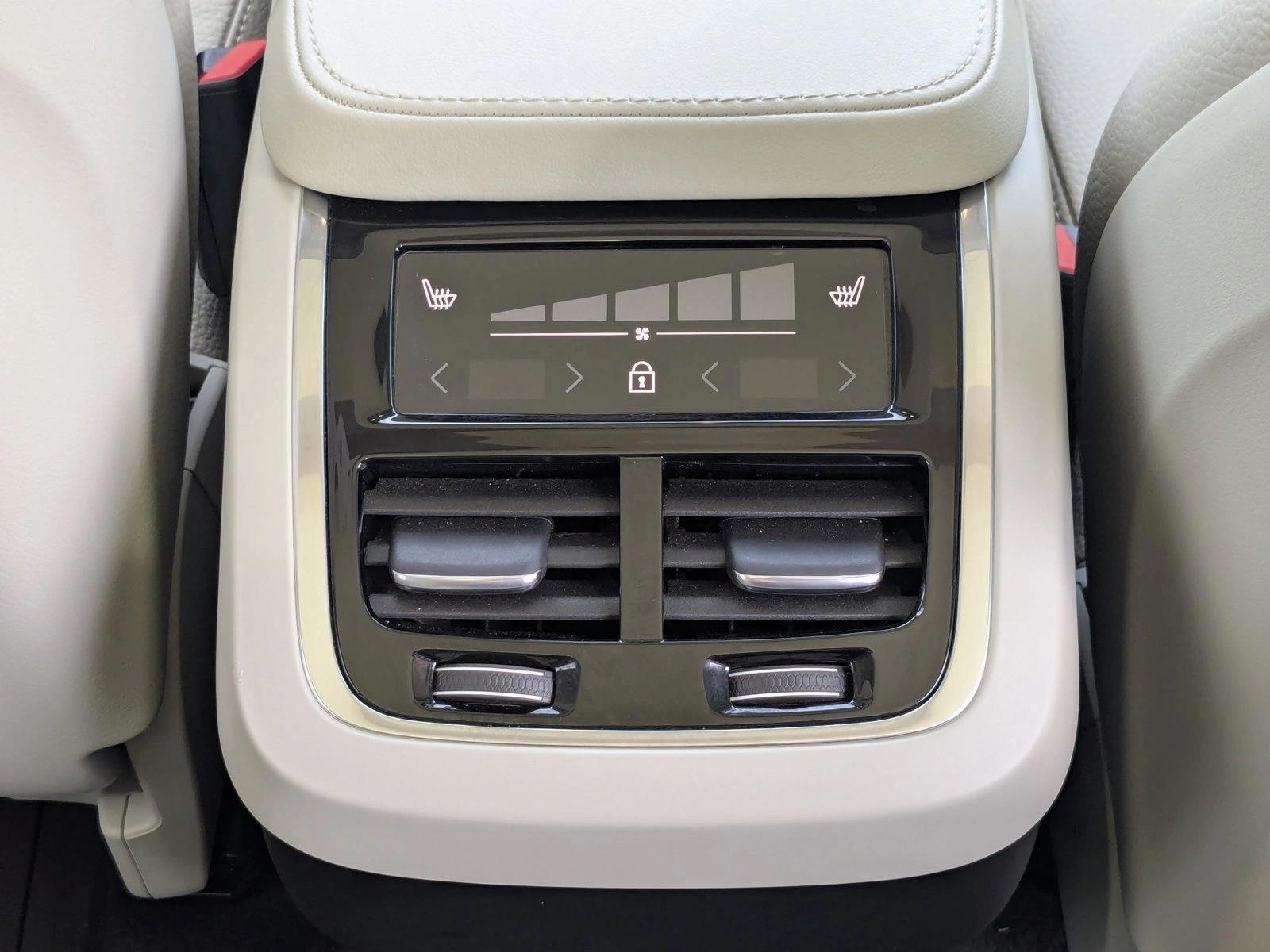 2025 Volvo XC90 Plus - Photo 17