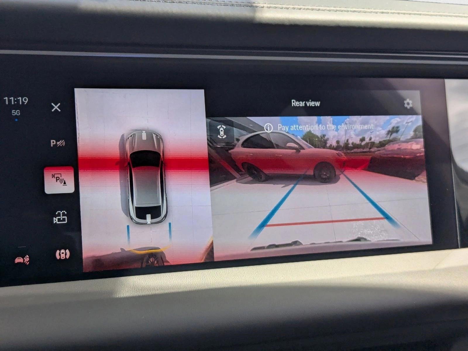 2025 Porsche Macan Turbo Electric - Photo 20