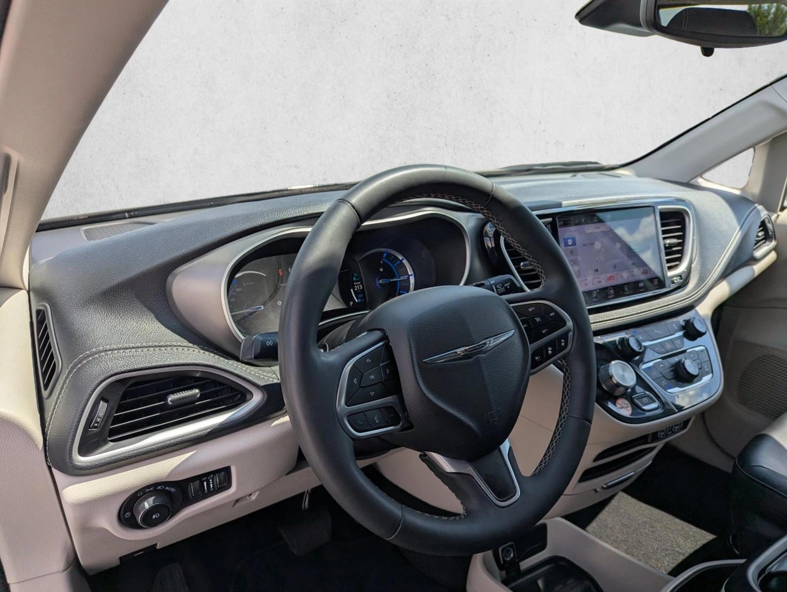 Thumbnail: 2023 Chrysler Pacifica - 3