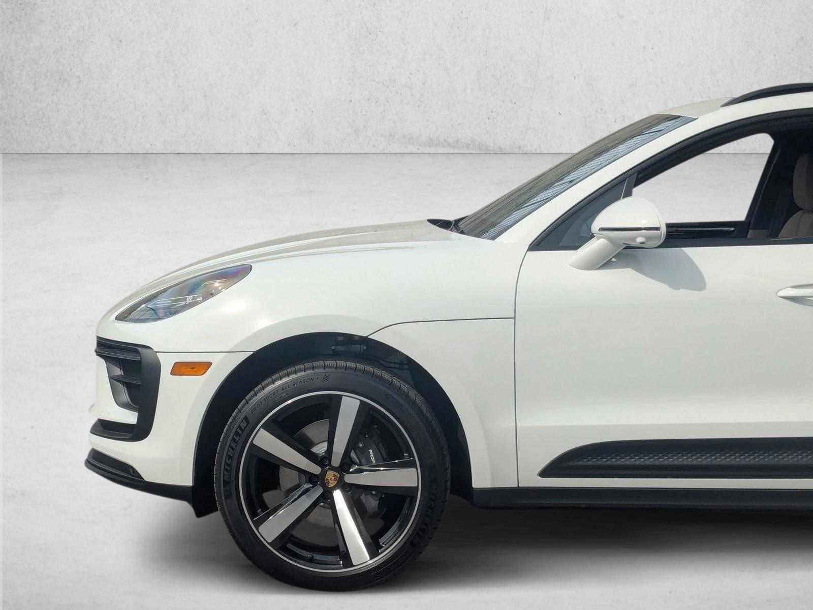 2026 Porsche Macan T - Photo 11