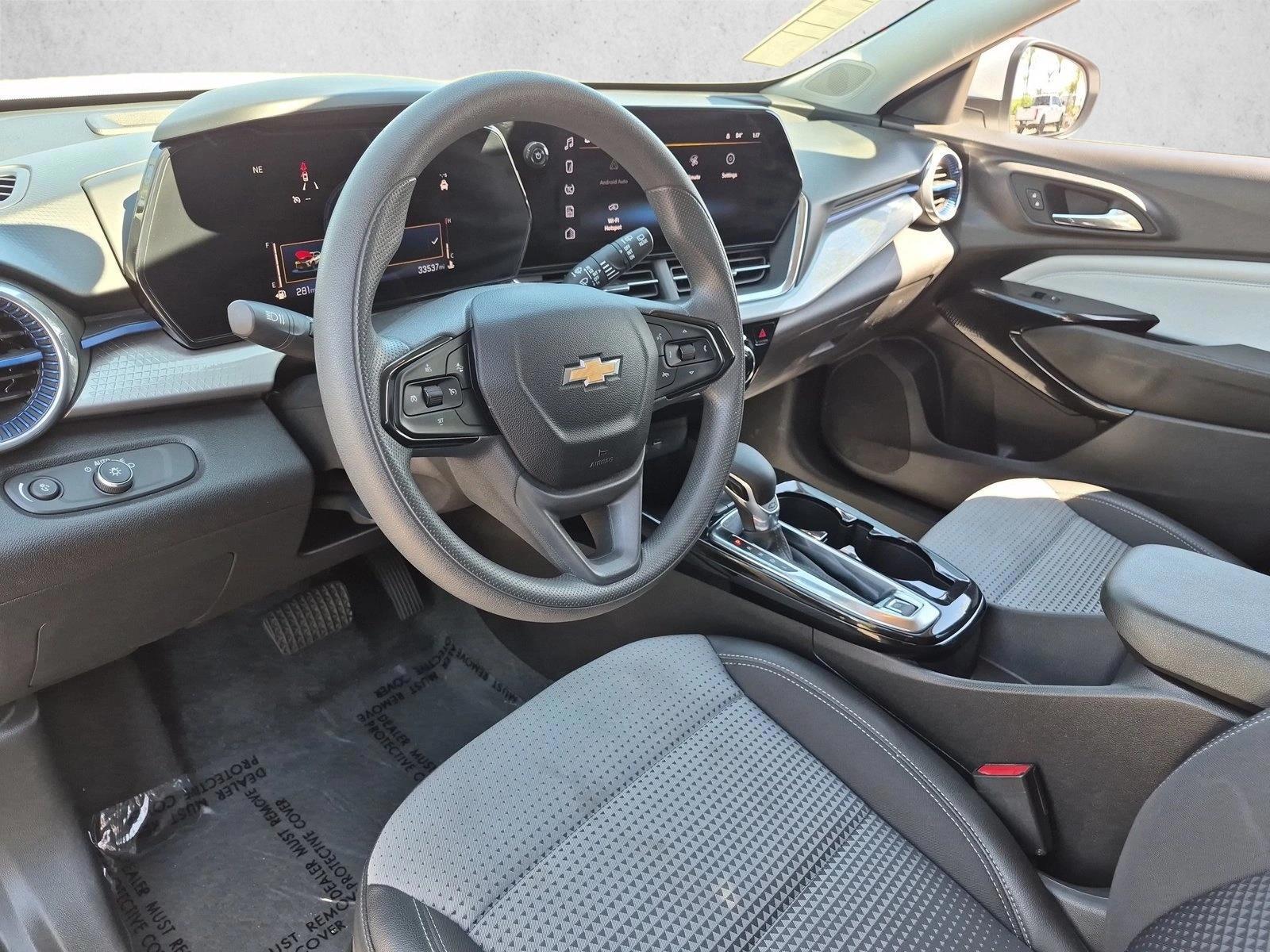 2025 Chevrolet Trax LT - Photo 12