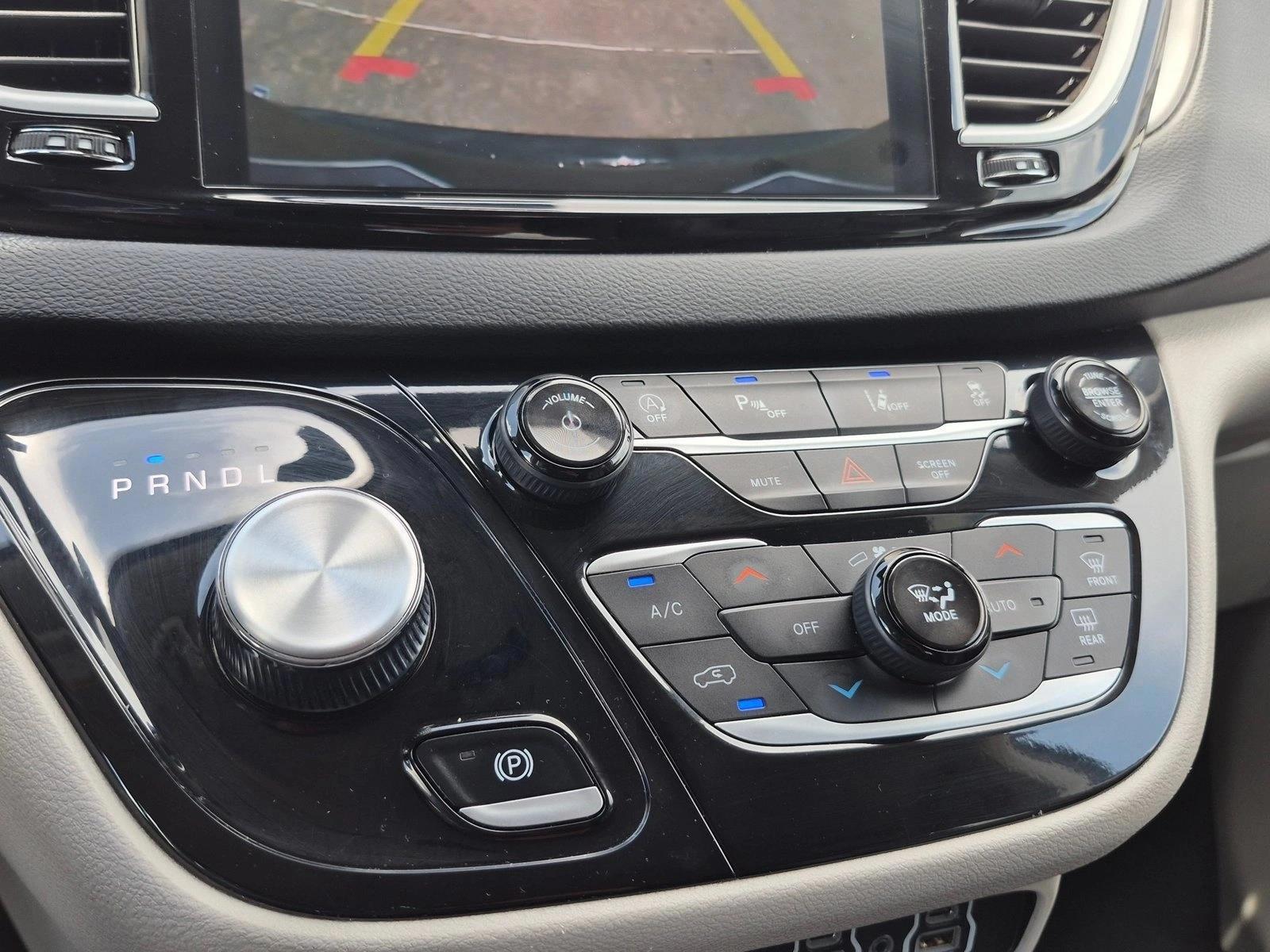 2024 Chrysler Pacifica Touring L - Photo 12