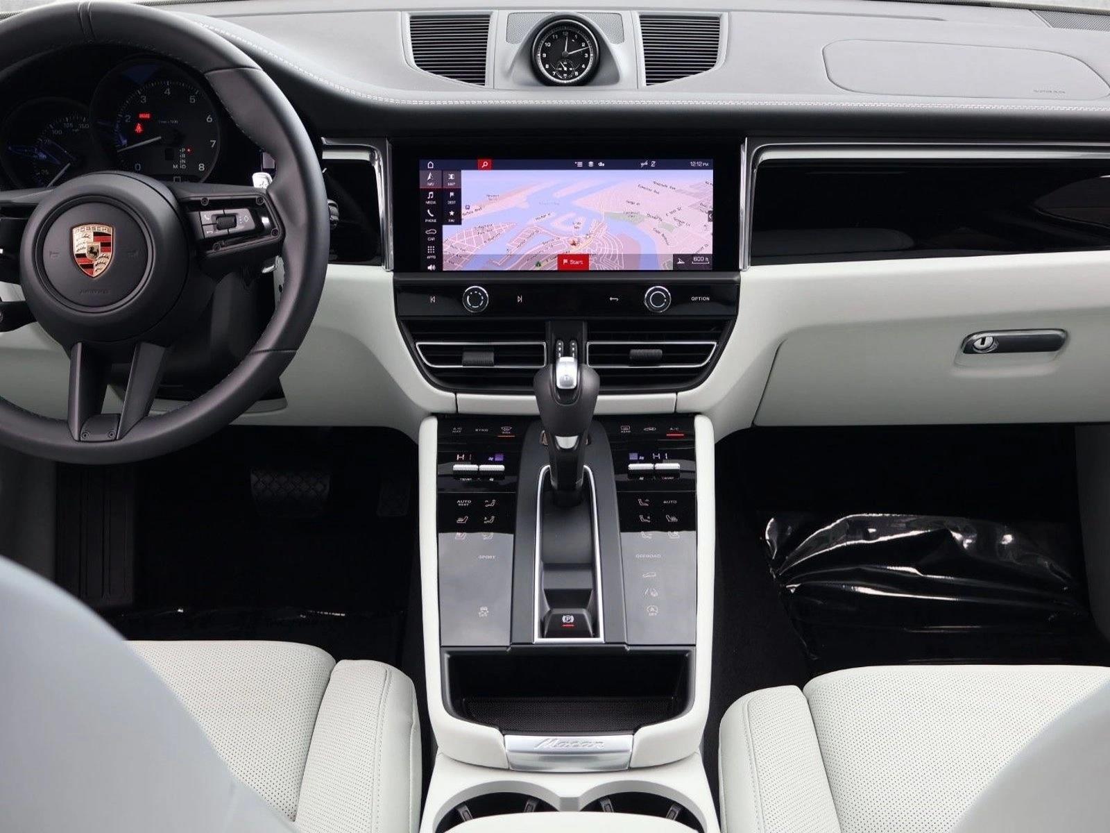 Thumbnail: 2026 Porsche Macan - 4