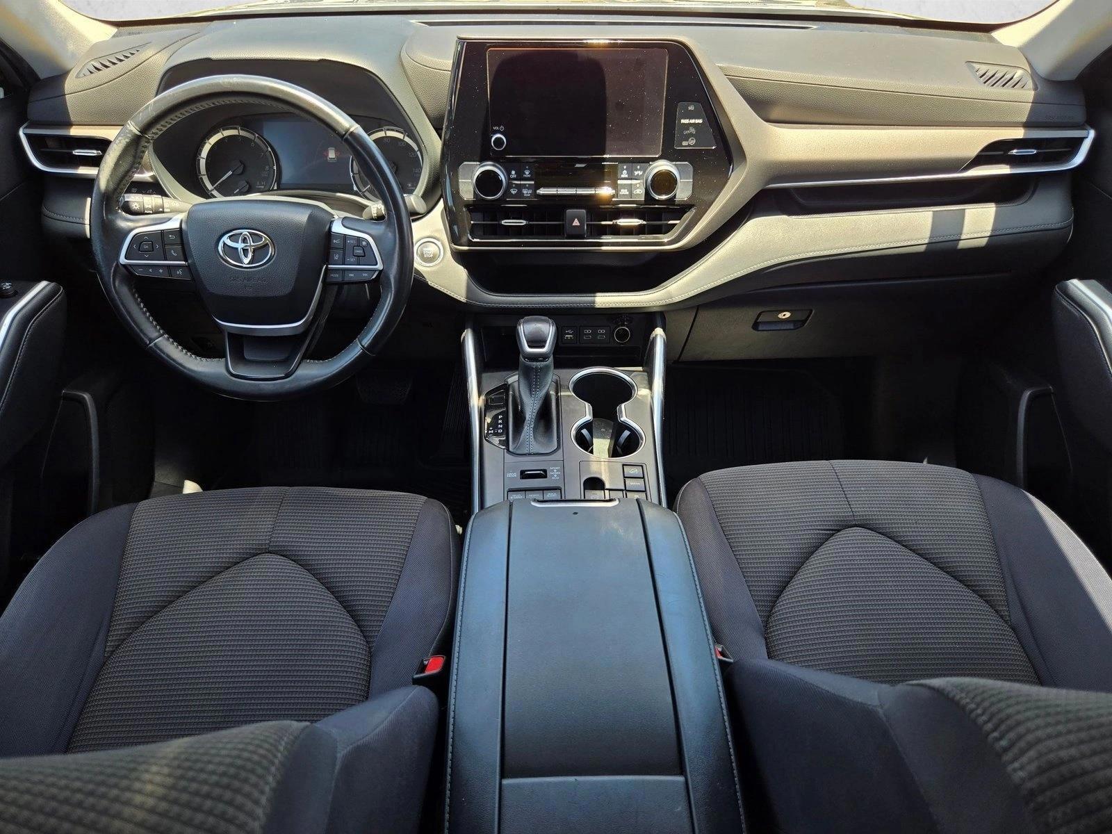 2023 Toyota Highlander LE - Photo 16