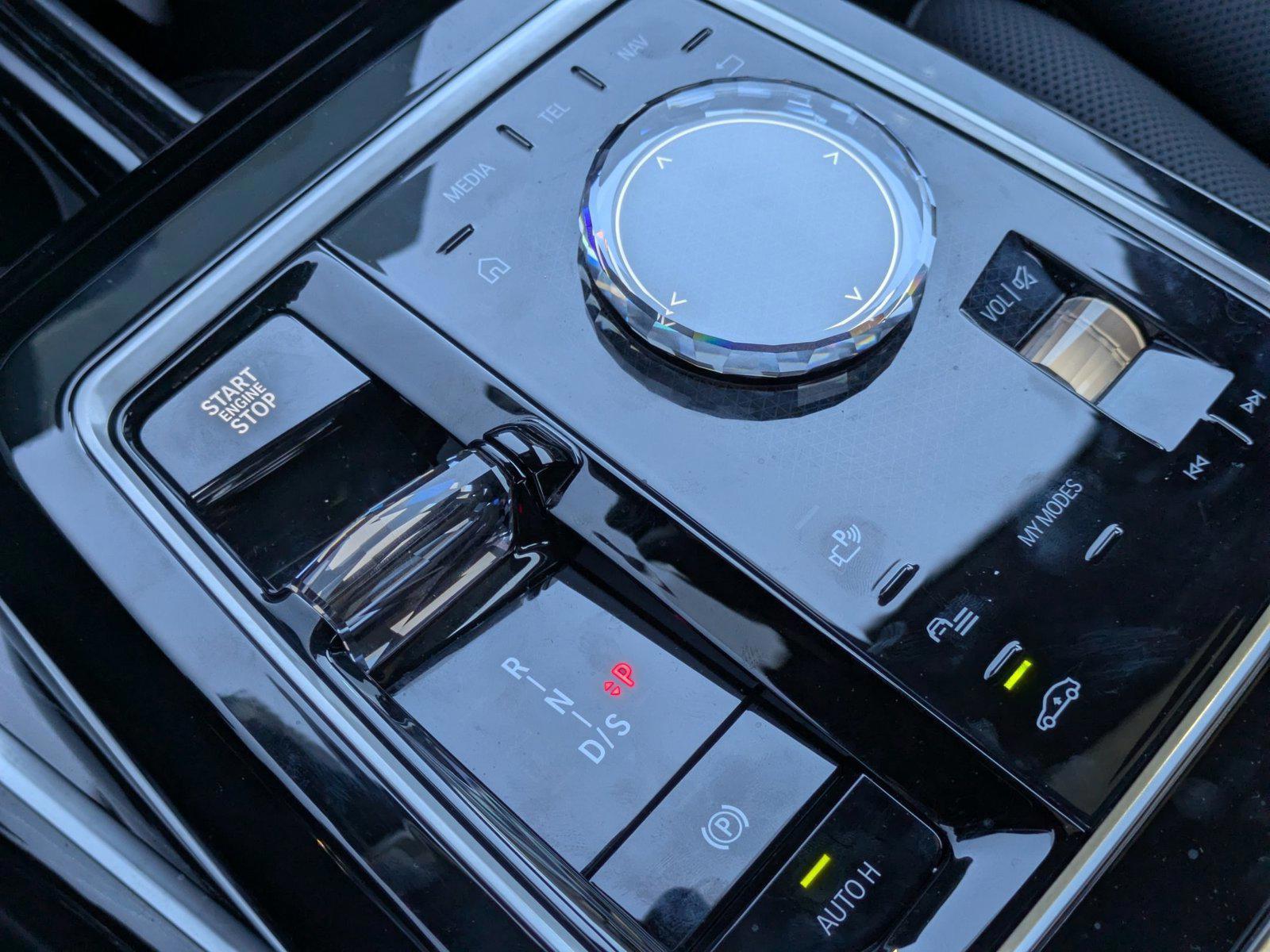 2025 BMW 7 Series 750e - Photo 12