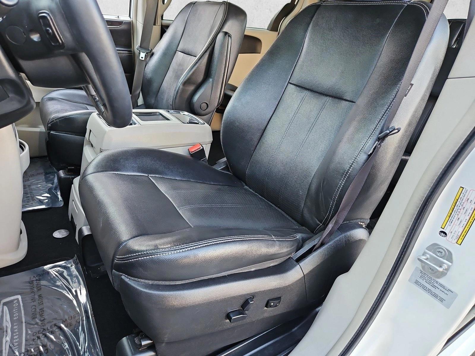Thumbnail: 2016 Chrysler Town & Country - 5