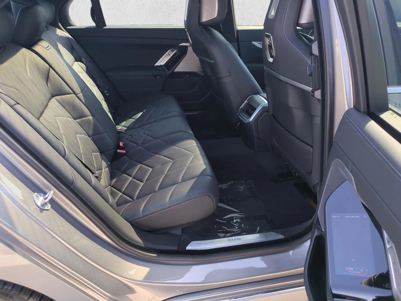 2025 BMW i7 50 - Photo 22