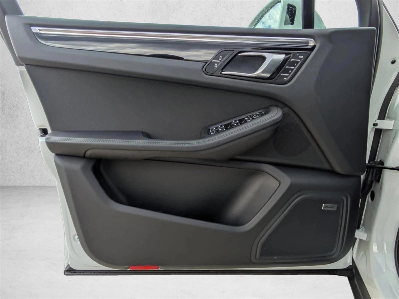 2025 Porsche Macan T - Photo 13