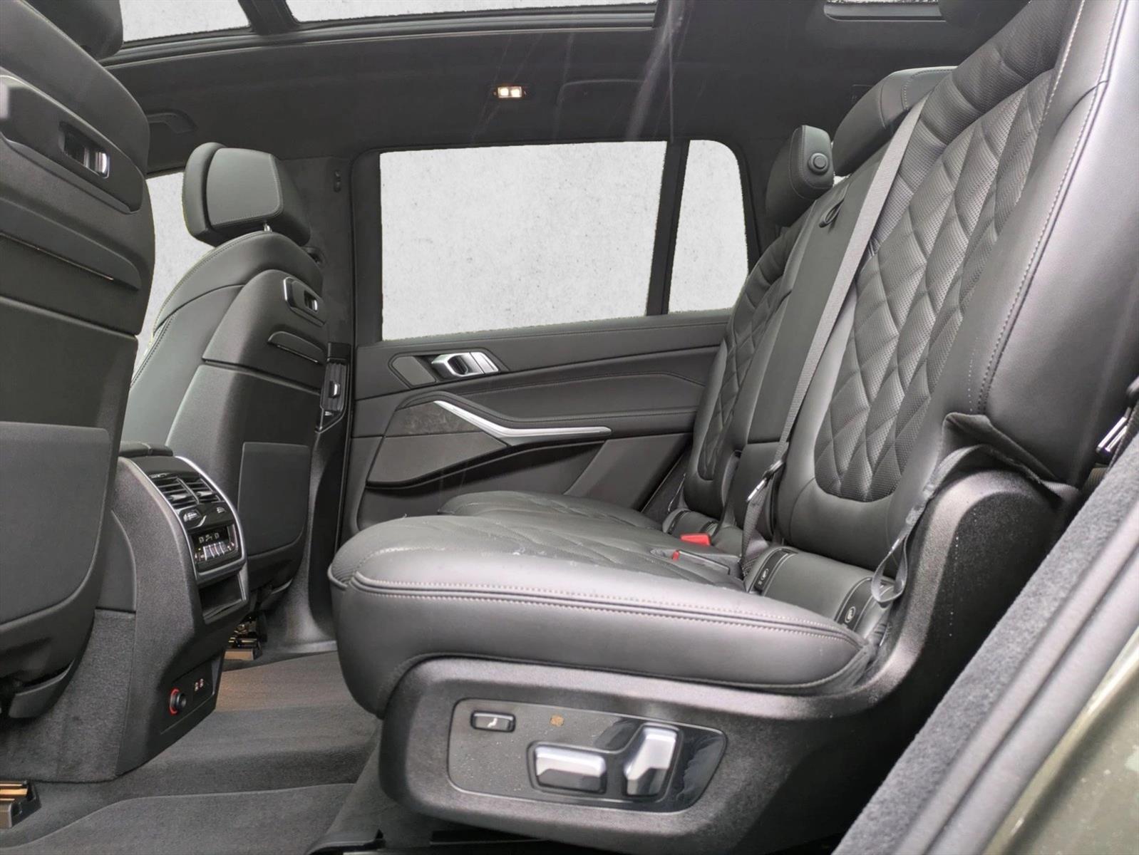 Thumbnail: 2026 BMW X7 - 4