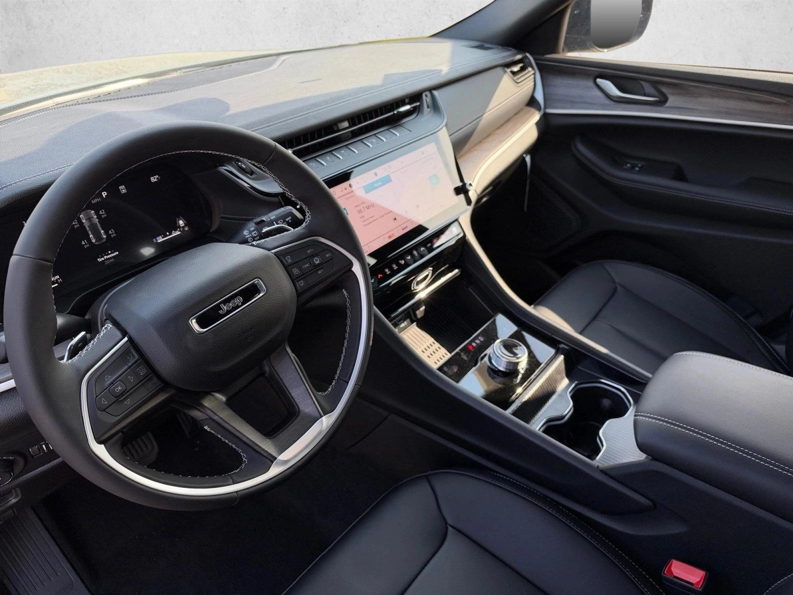 Thumbnail: 2027 Jeep Grand Cherokee - 3