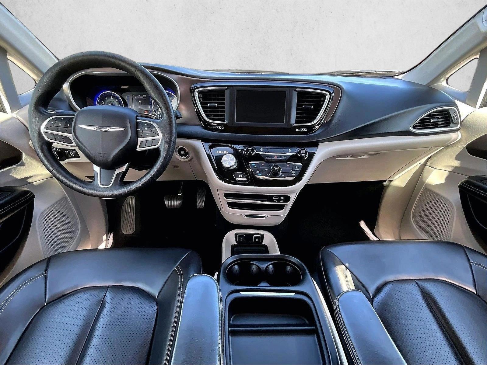Thumbnail: 2020 Chrysler Voyager - 4