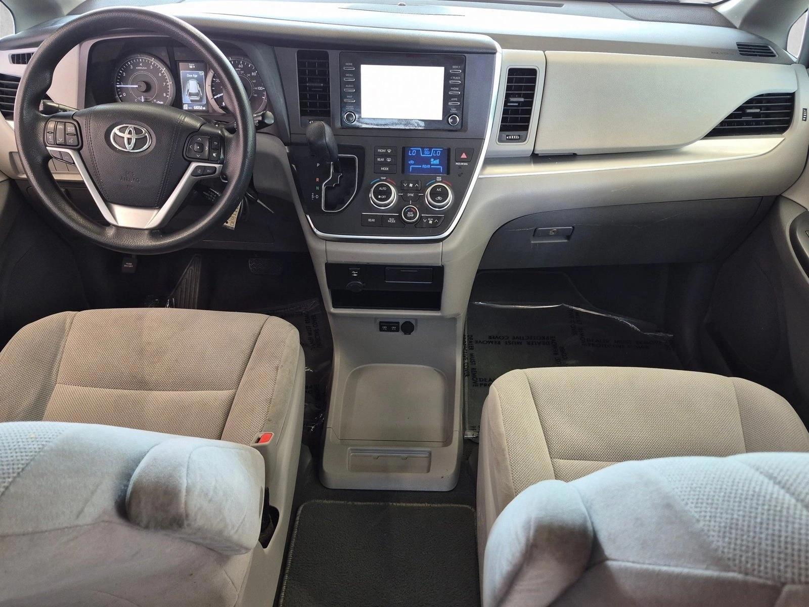 Thumbnail: 2019 Toyota Sienna - 4