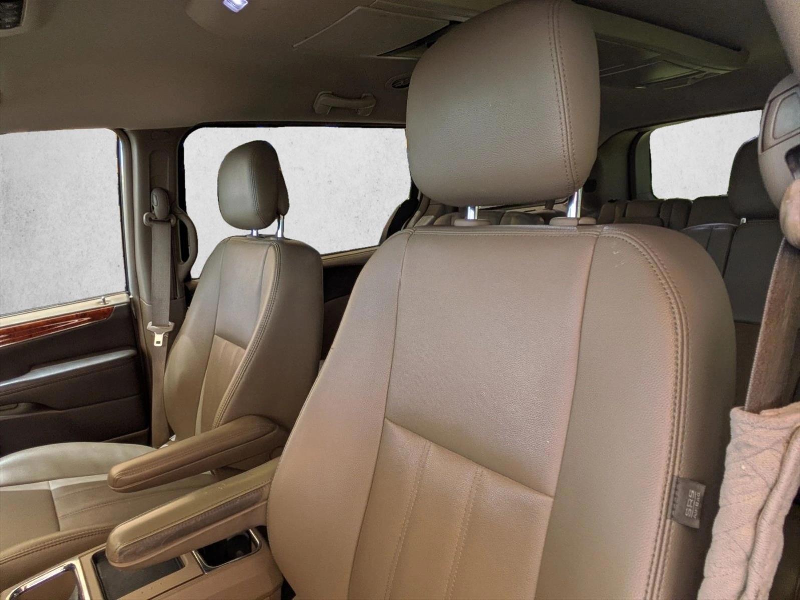 Thumbnail: 2015 Chrysler Town & Country - 3