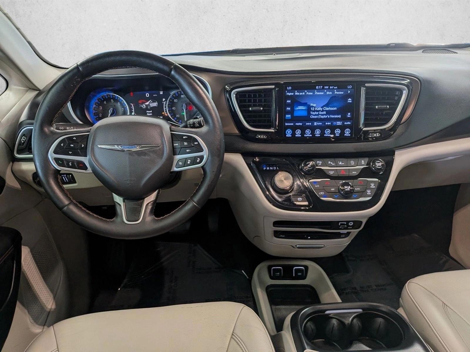 Thumbnail: 2017 Chrysler Pacifica - 3
