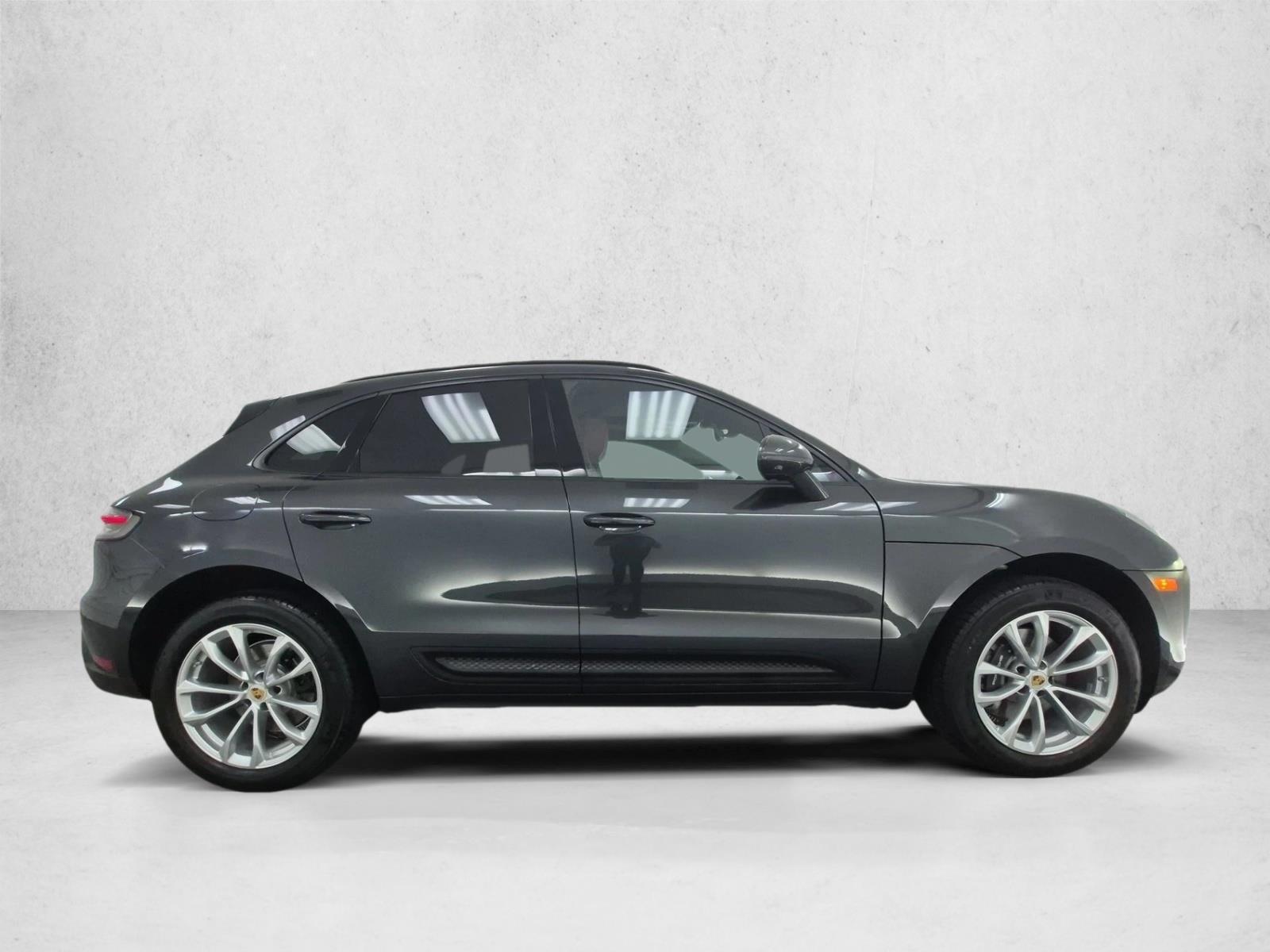 2026 Porsche Macan T - Photo 8