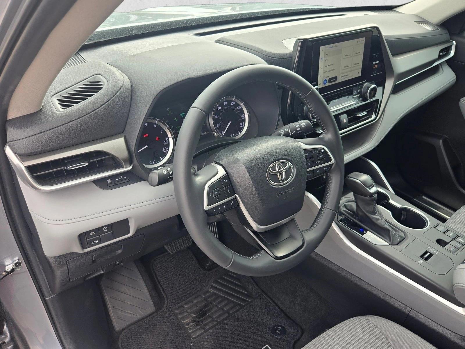 Thumbnail: 2023 Toyota Highlander - 3